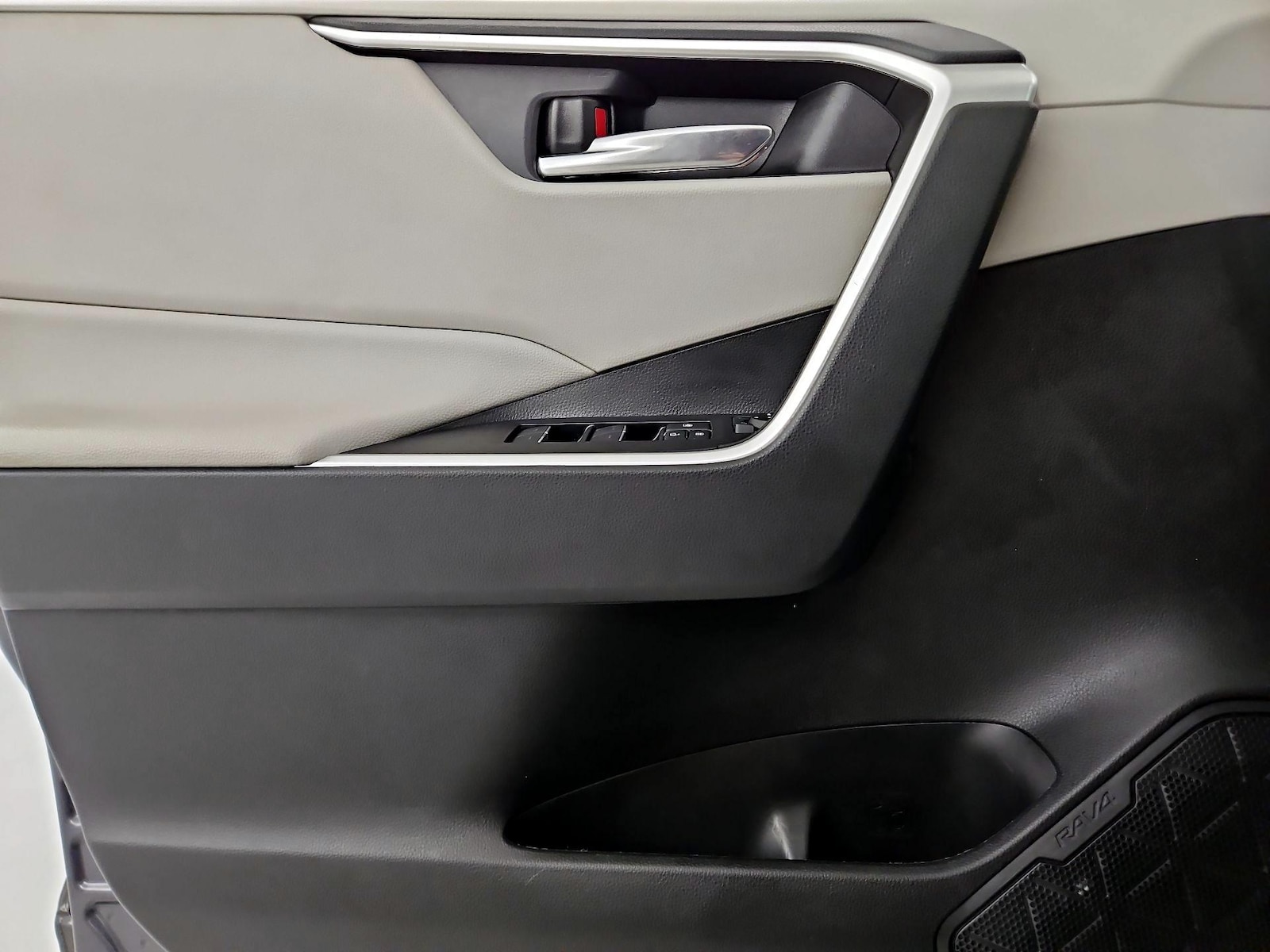 2022 Toyota RAV4 XLE - Photo 11