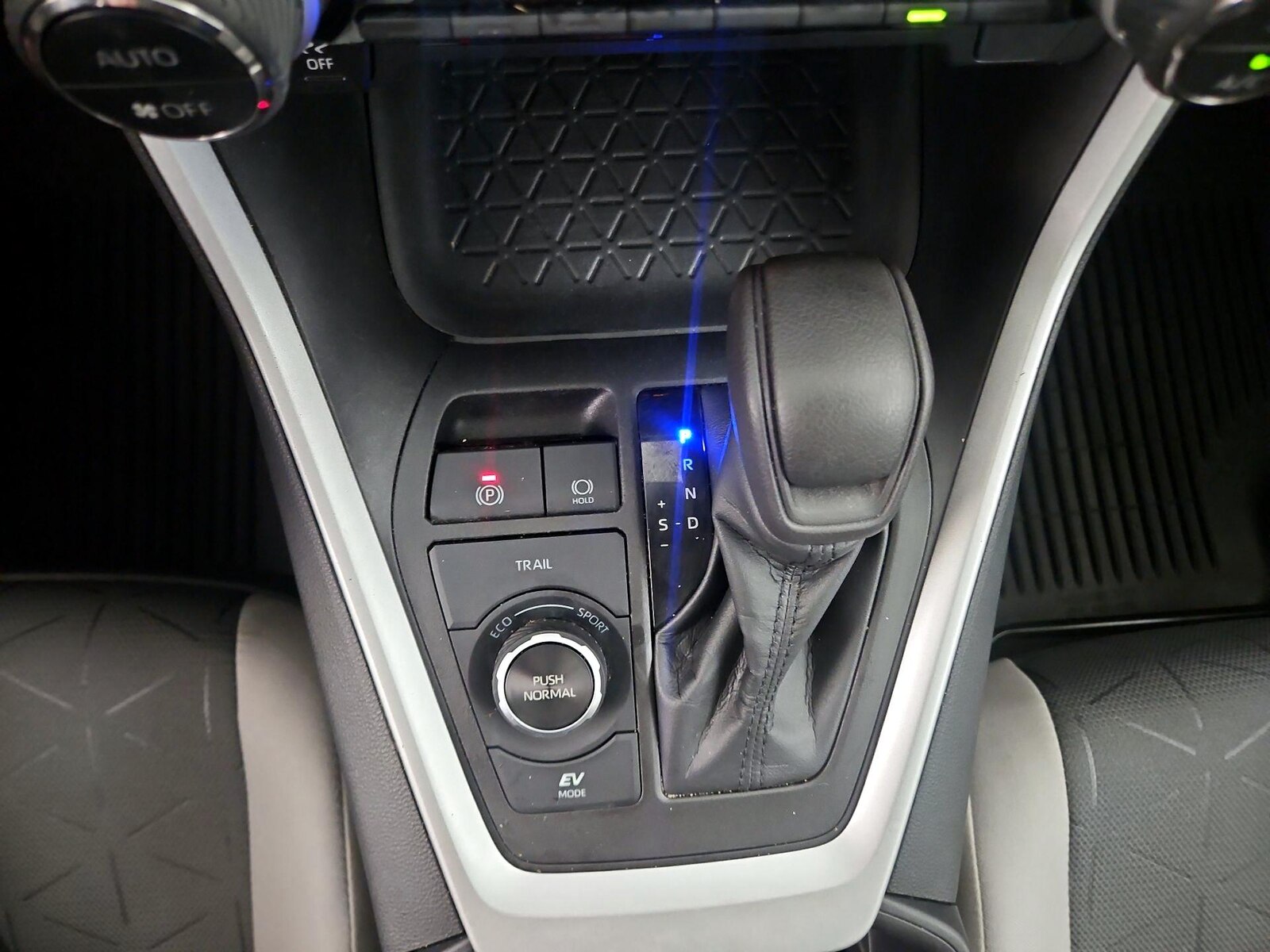 2022 Toyota RAV4 XLE - Photo 16