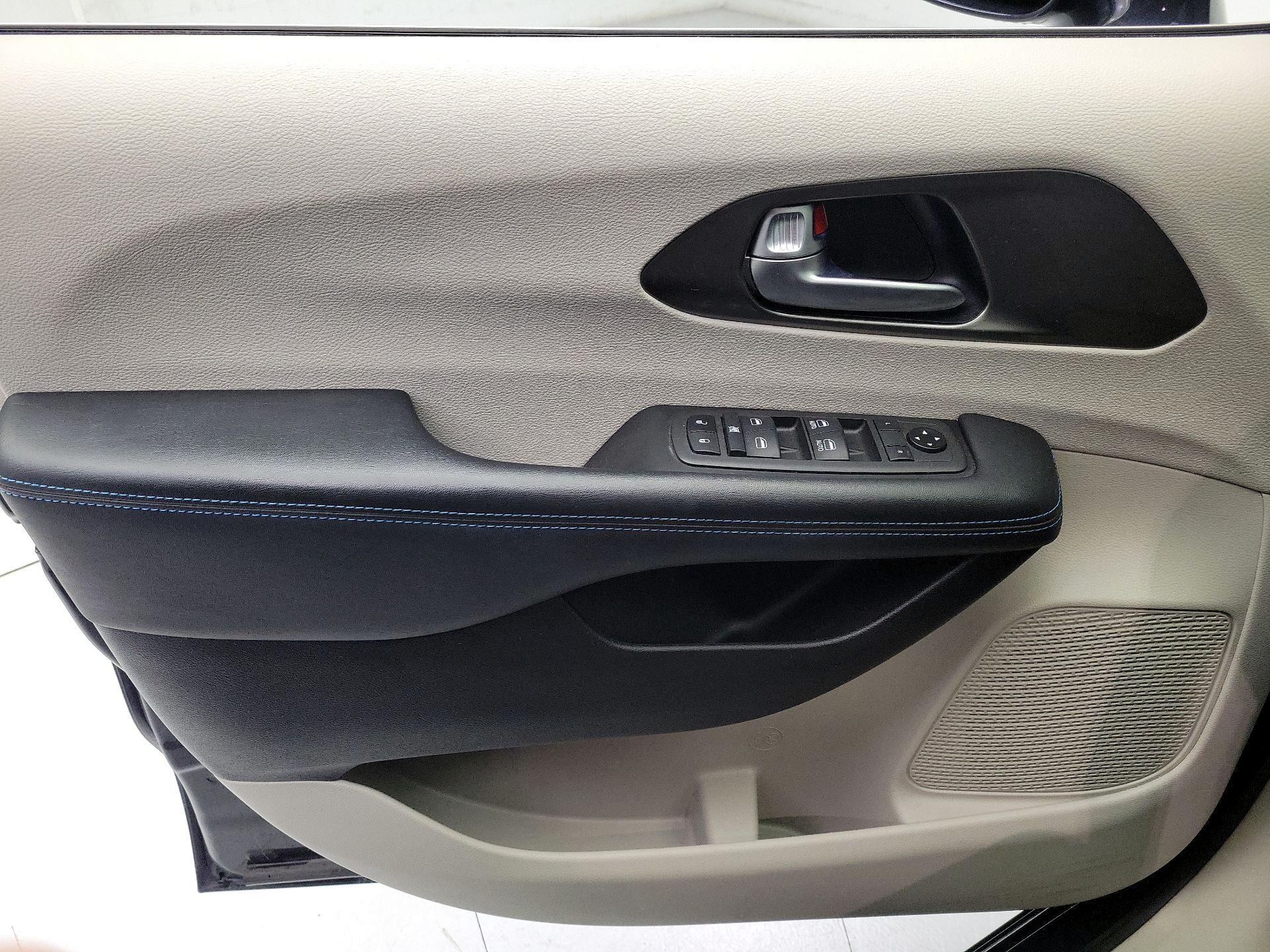 Thumbnail: 2021 Chrysler Pacifica - 12