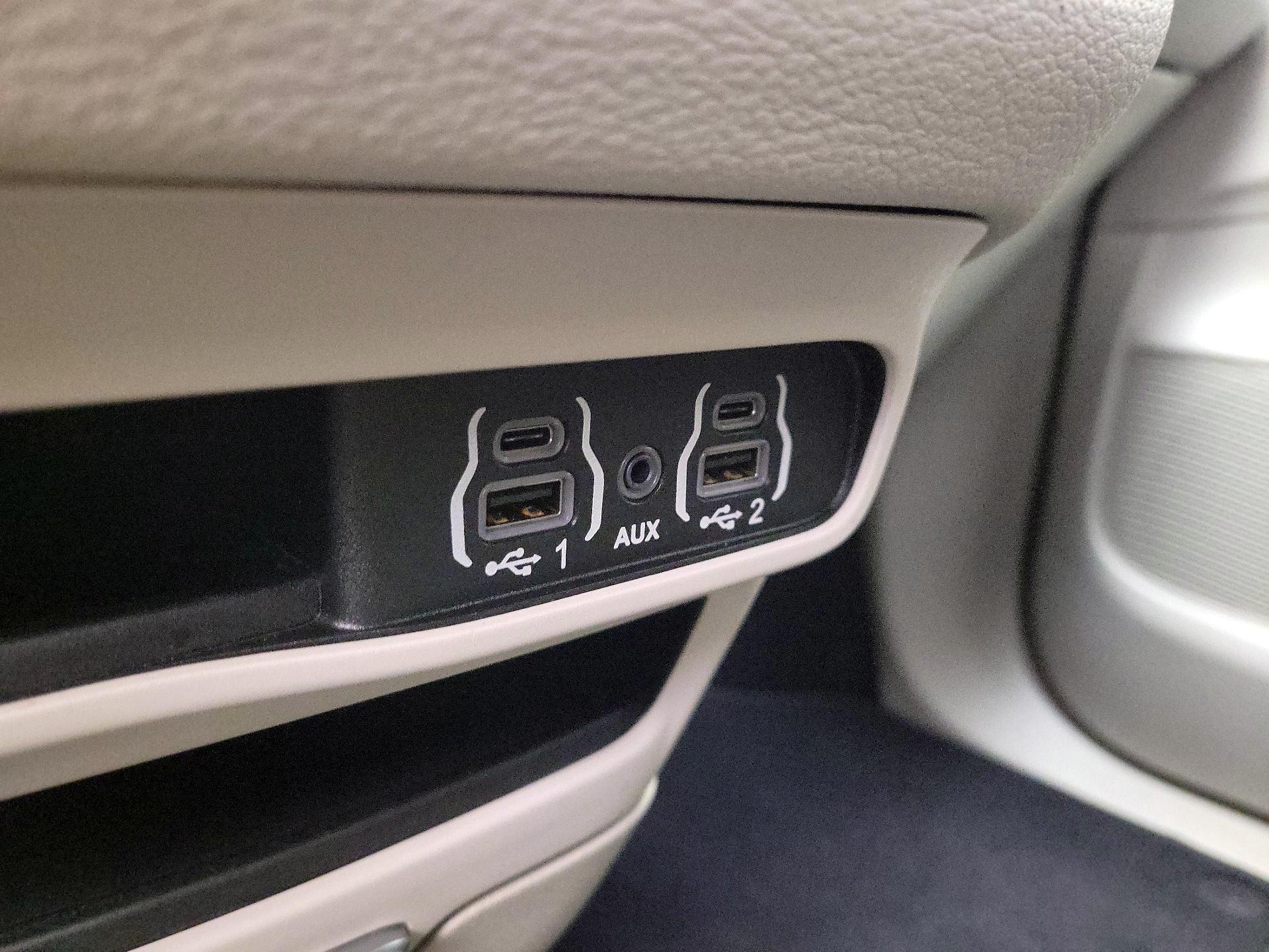 Thumbnail: 2021 Chrysler Pacifica - 18