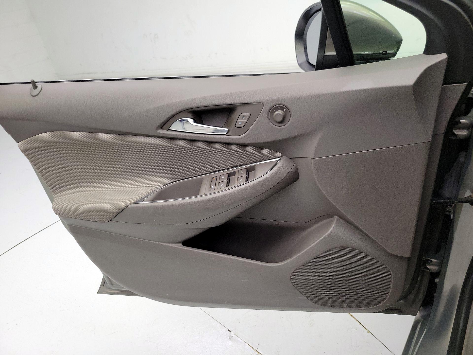 Thumbnail: 2018 Chevrolet Cruze - 12