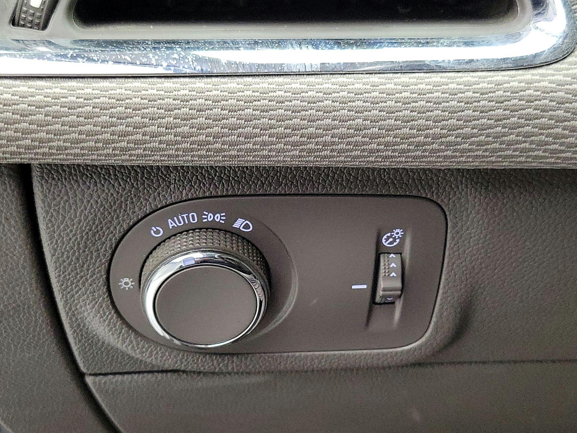 Thumbnail: 2018 Chevrolet Cruze - 13