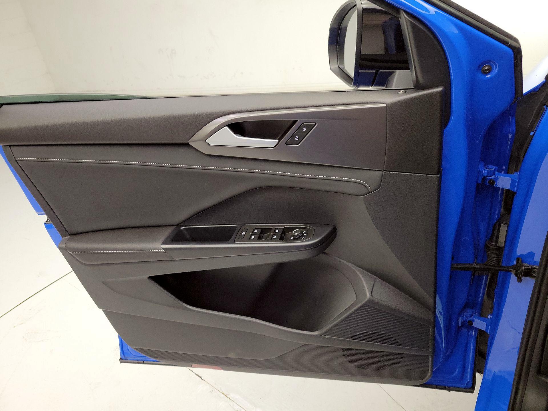 Thumbnail: 2025 Volkswagen Taos - 12