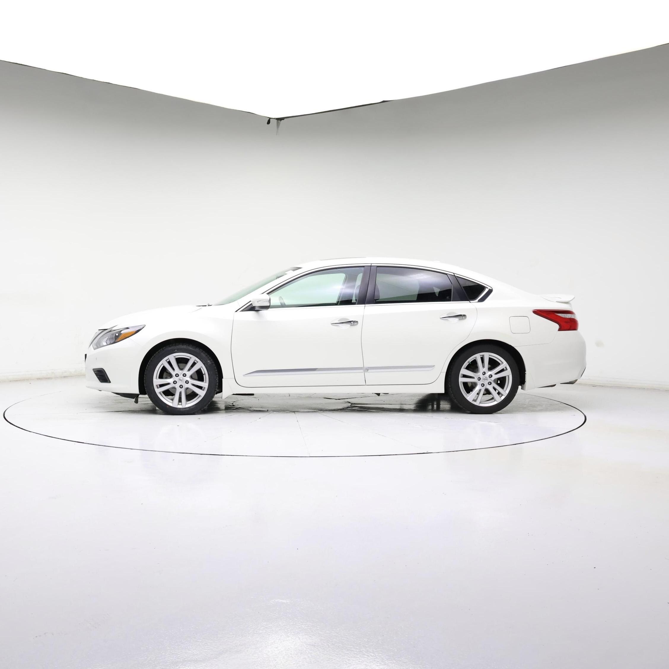 Thumbnail: 2017 Nissan Altima - 3