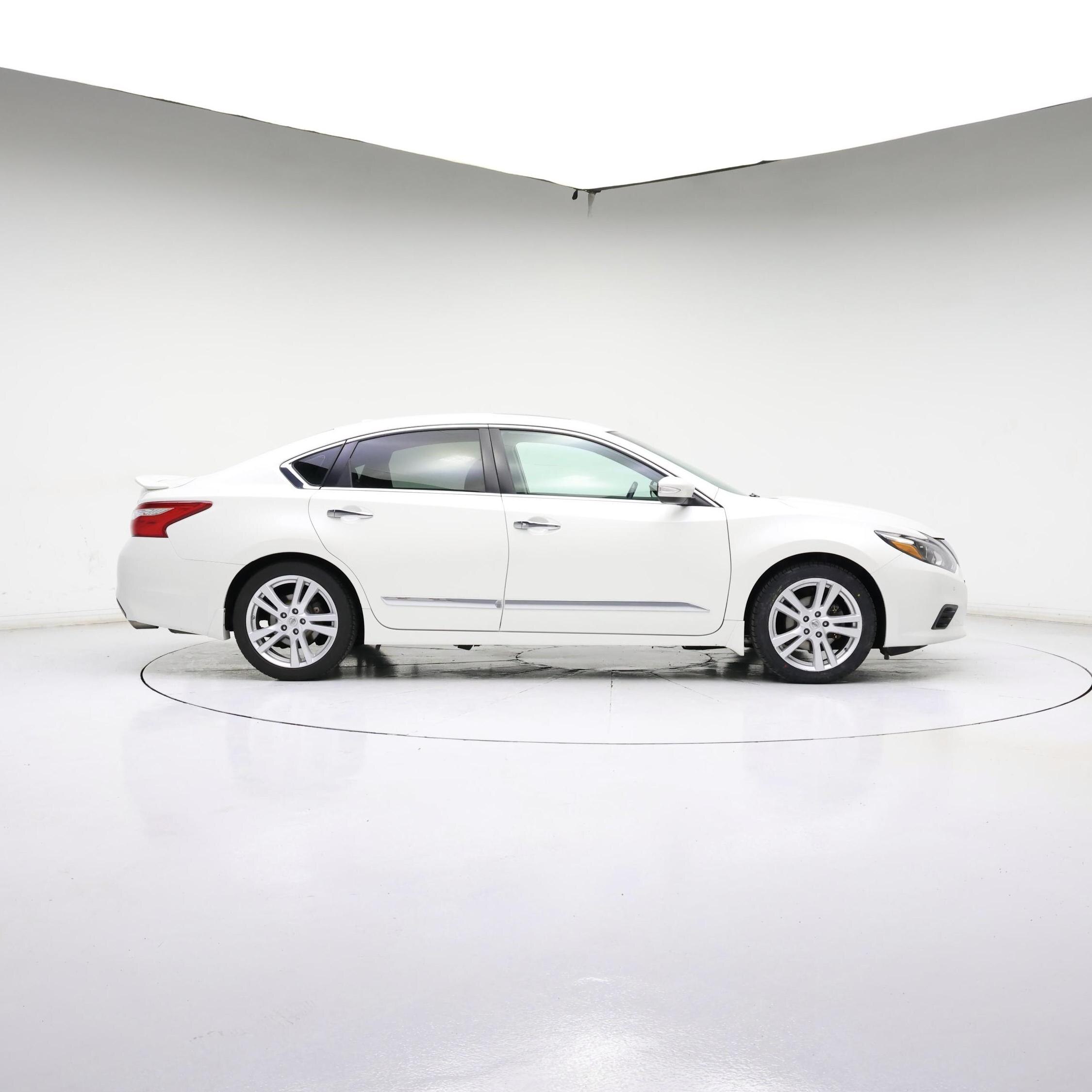 Thumbnail: 2017 Nissan Altima - 7