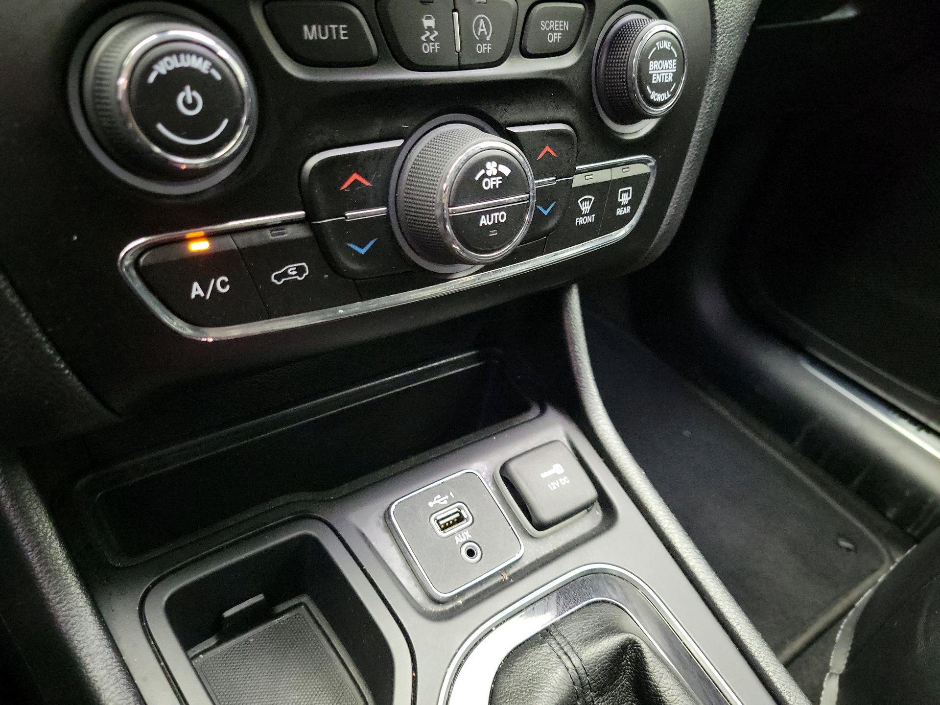 Thumbnail: 2020 Jeep Cherokee - 16