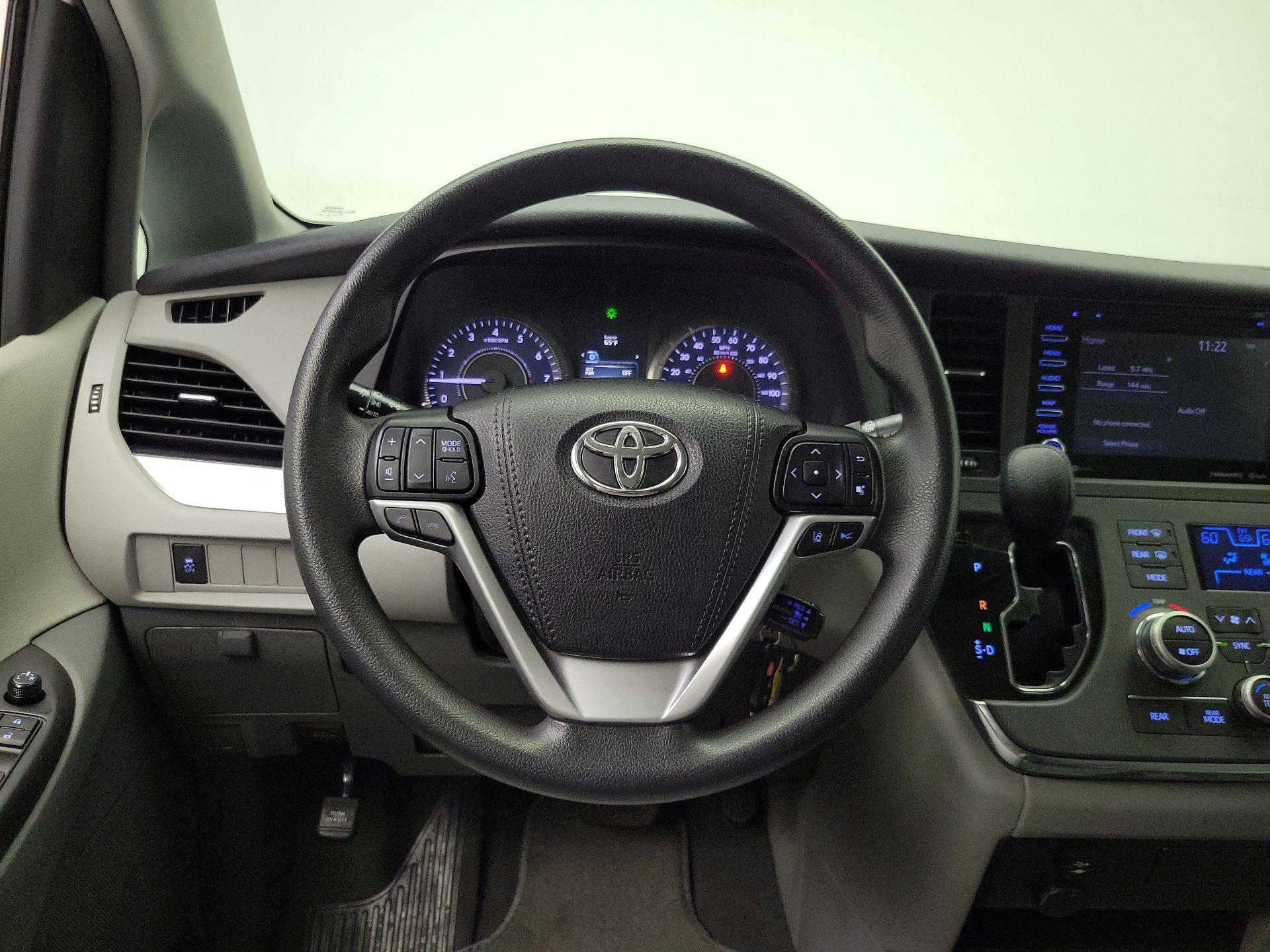 Thumbnail: 2019 Toyota Sienna - 10