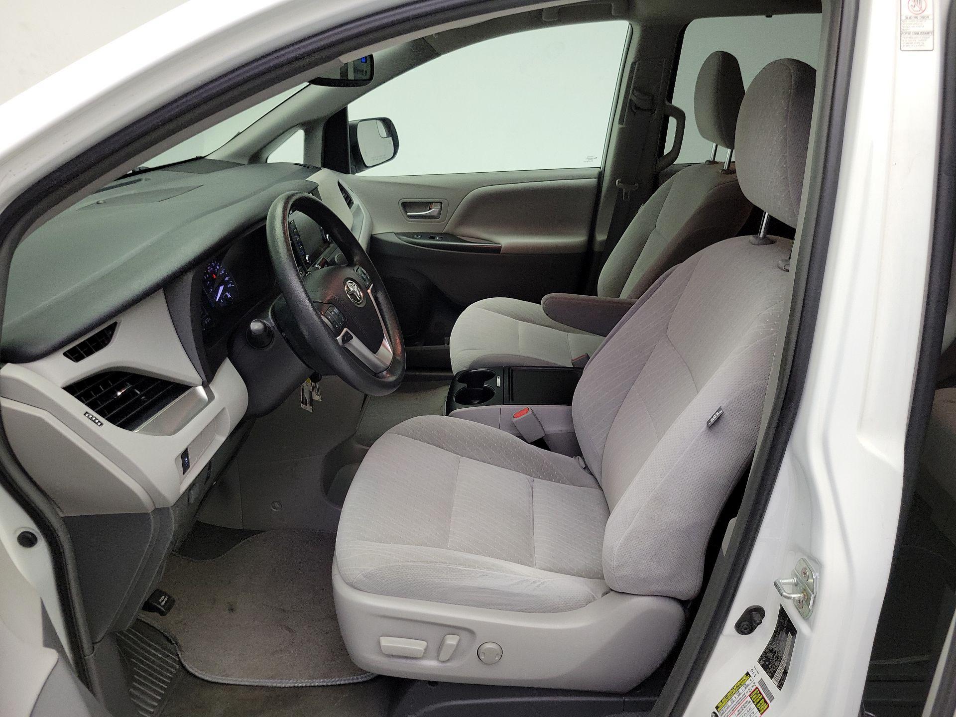 Thumbnail: 2019 Toyota Sienna - 11