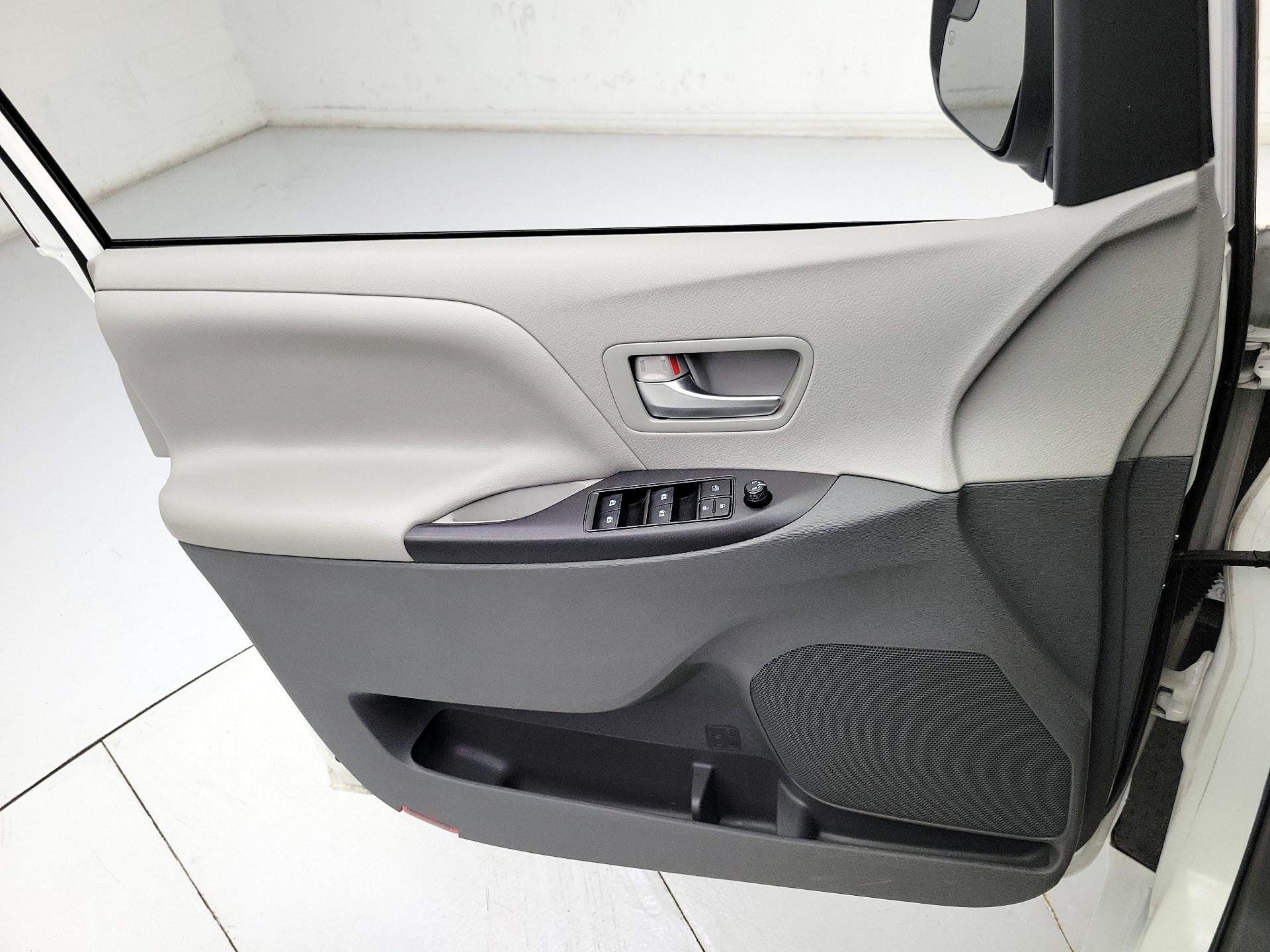 Thumbnail: 2019 Toyota Sienna - 12