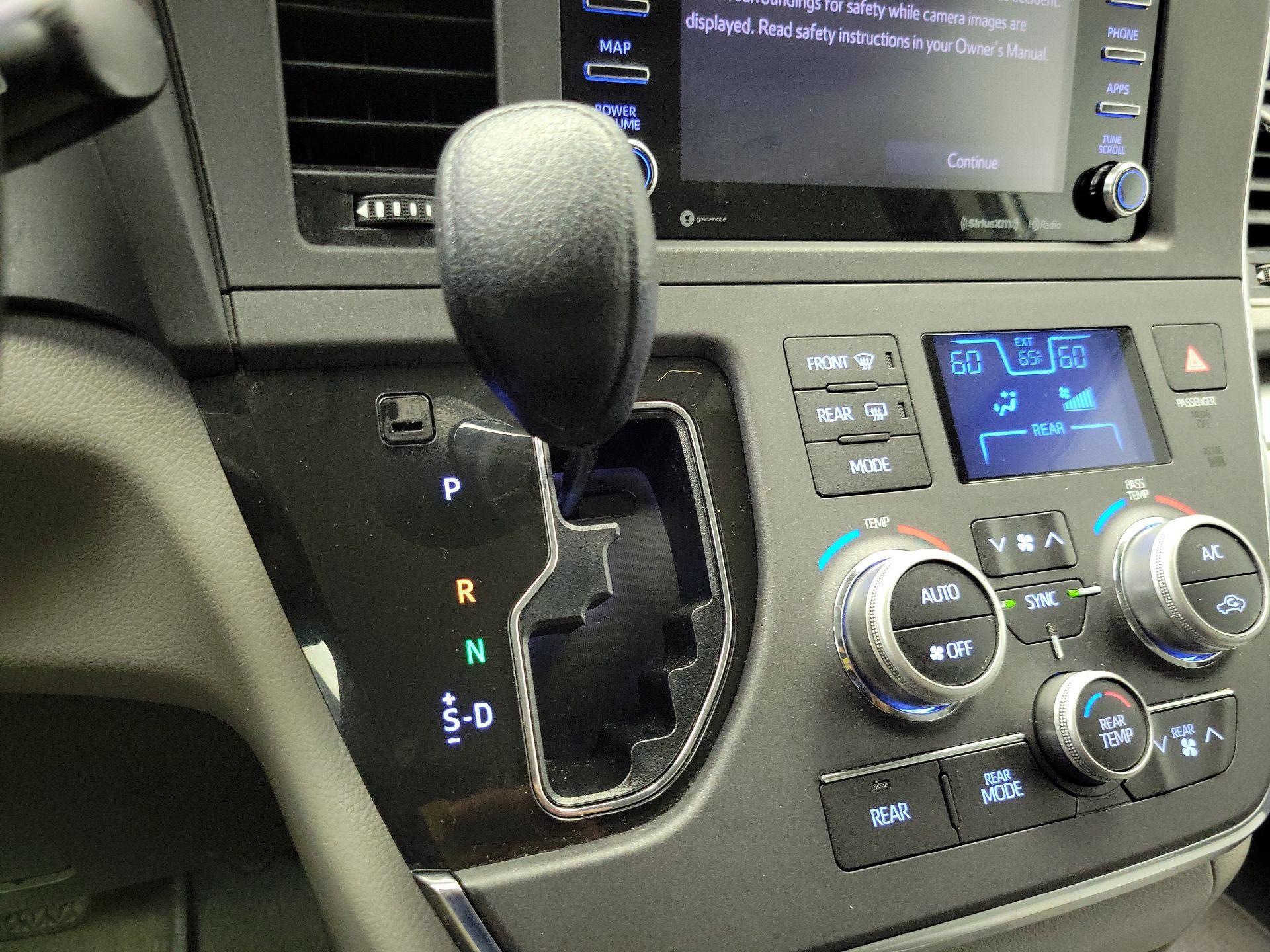 Thumbnail: 2019 Toyota Sienna - 17