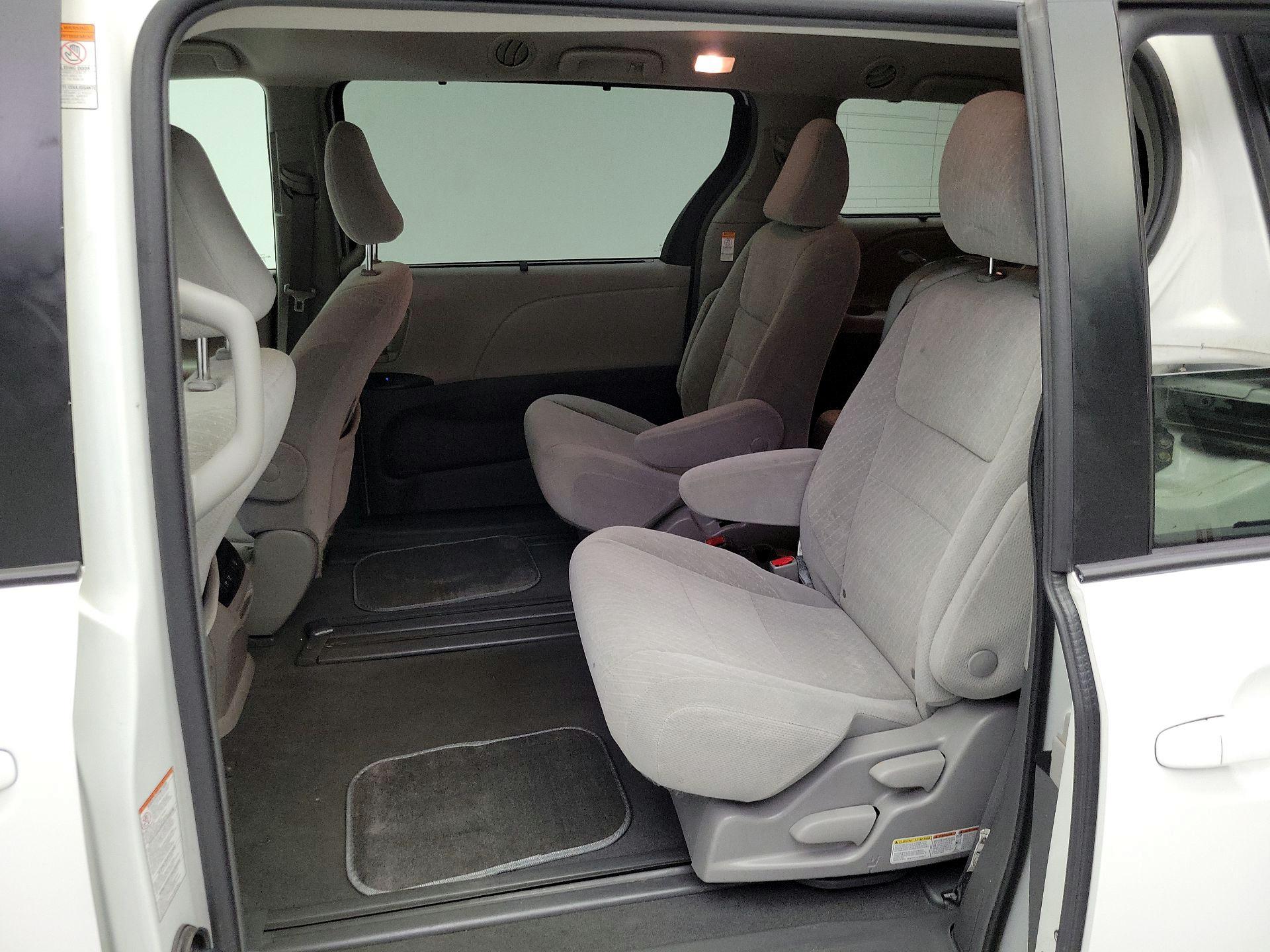 Thumbnail: 2019 Toyota Sienna - 19