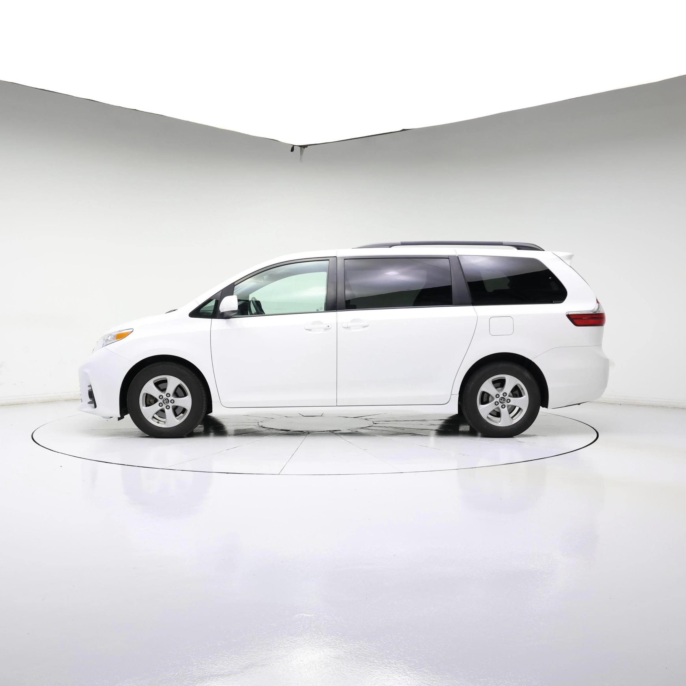Thumbnail: 2019 Toyota Sienna - 3