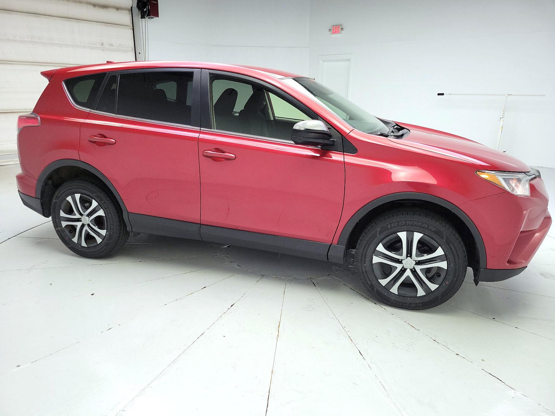 Thumbnail: 2017 Toyota RAV4 - 4