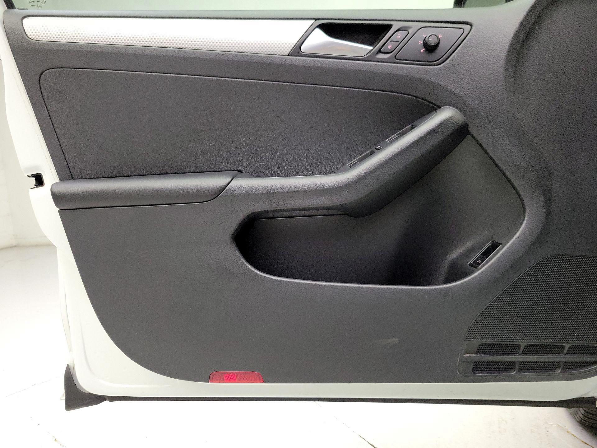 Thumbnail: 2015 Volkswagen Jetta - 12