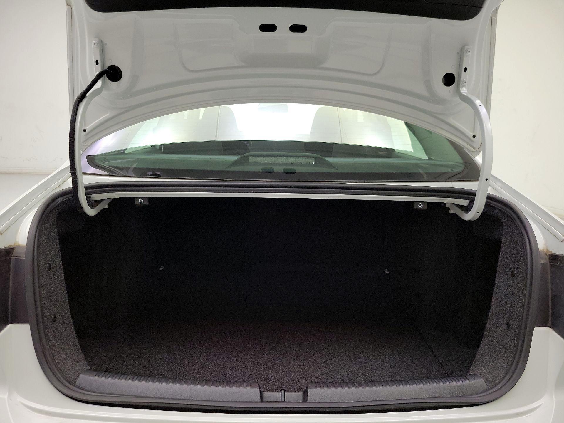 Thumbnail: 2015 Volkswagen Jetta - 19