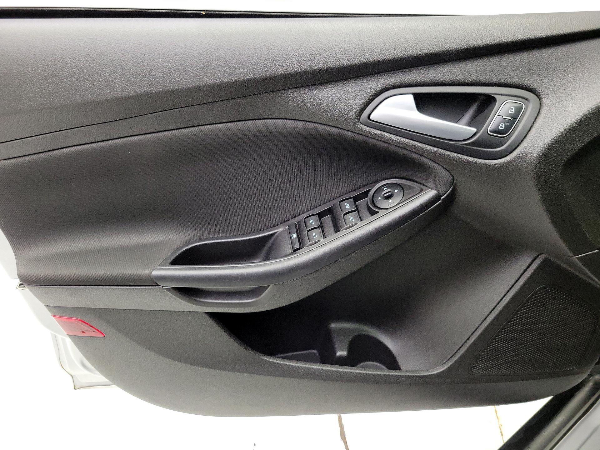 Thumbnail: 2016 Ford Focus - 12