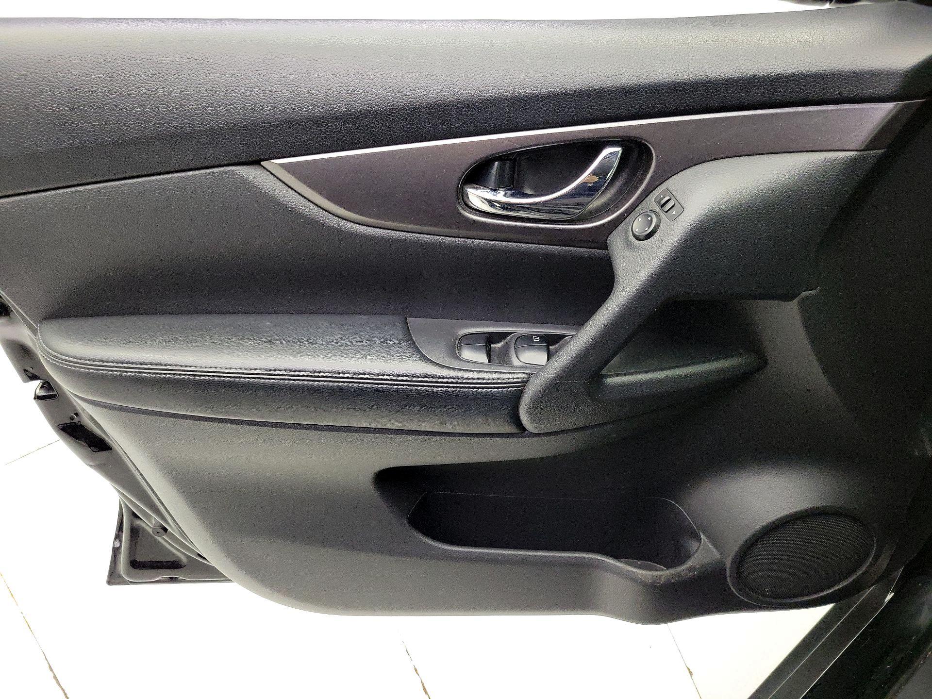 Thumbnail: 2015 Nissan Rogue - 12