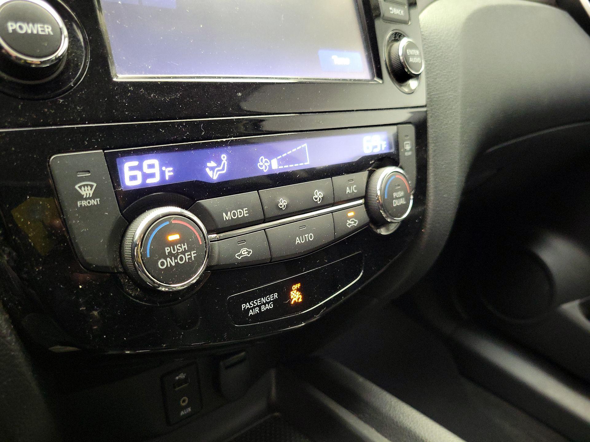 Thumbnail: 2015 Nissan Rogue - 16