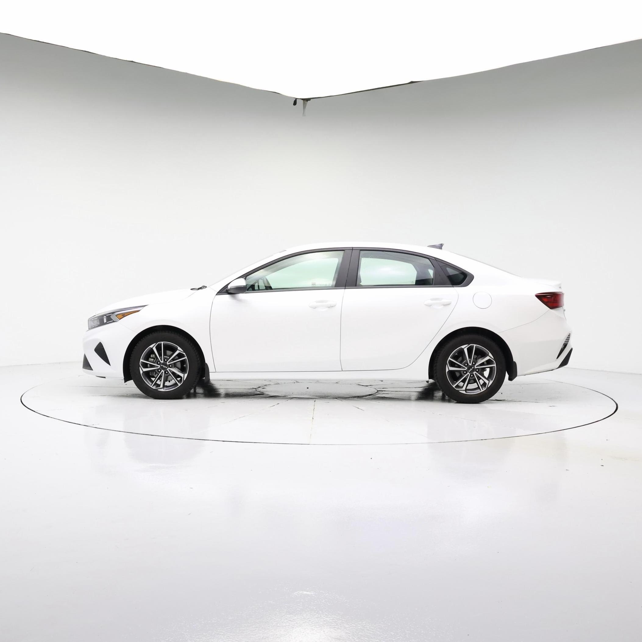 Thumbnail: 2022 Kia Forte - 3