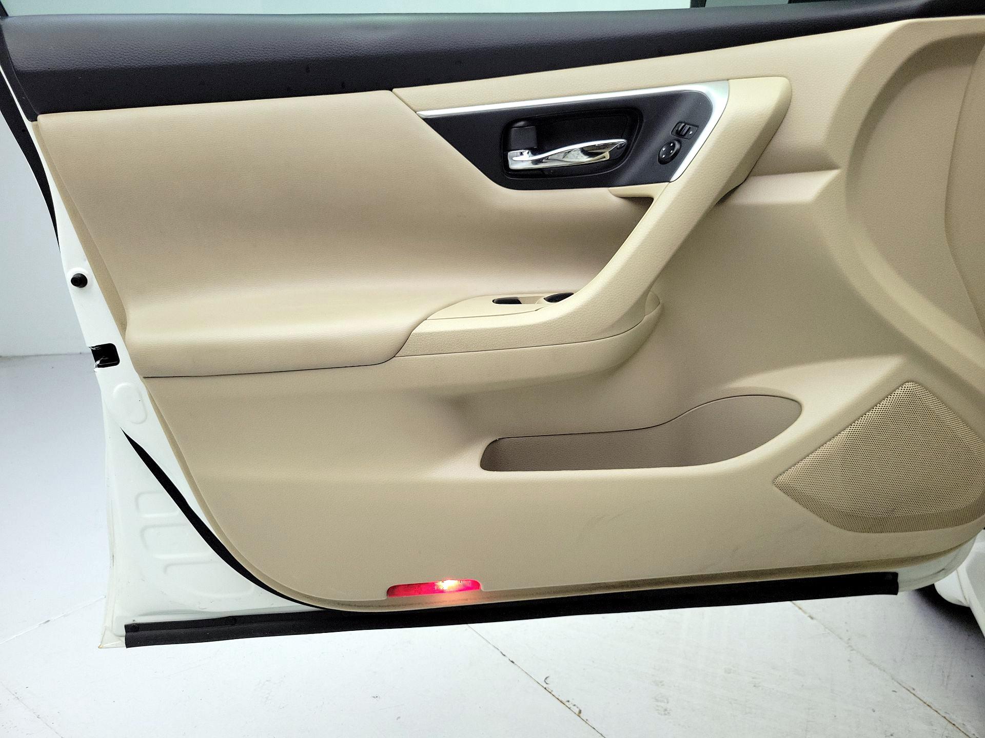 Thumbnail: 2016 Nissan Altima - 12