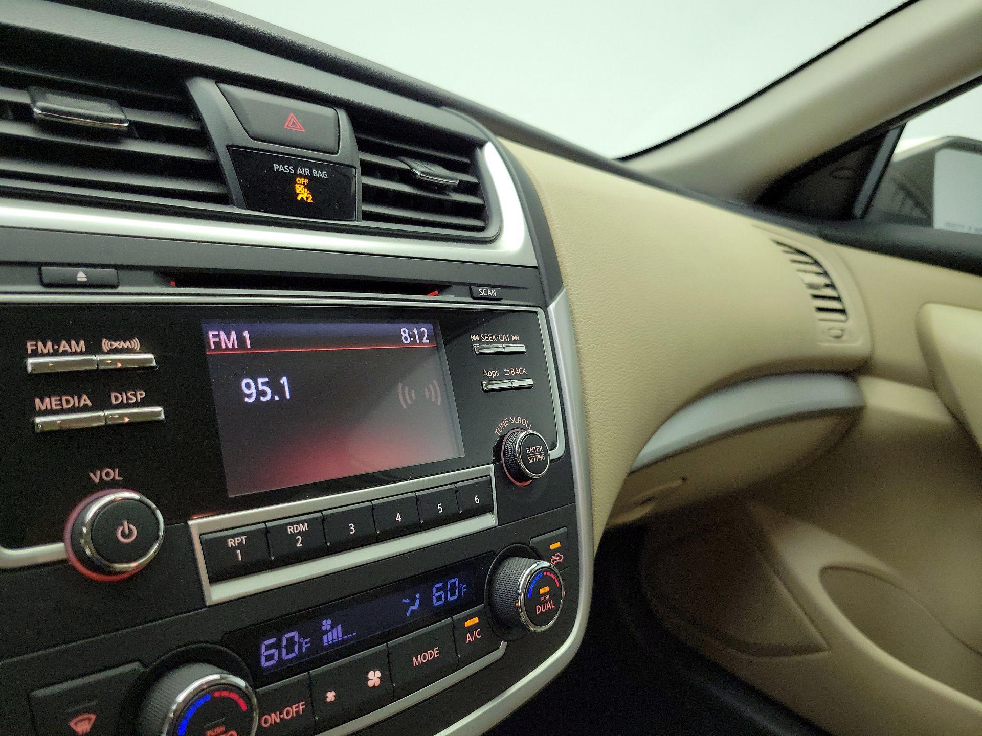 Thumbnail: 2016 Nissan Altima - 15