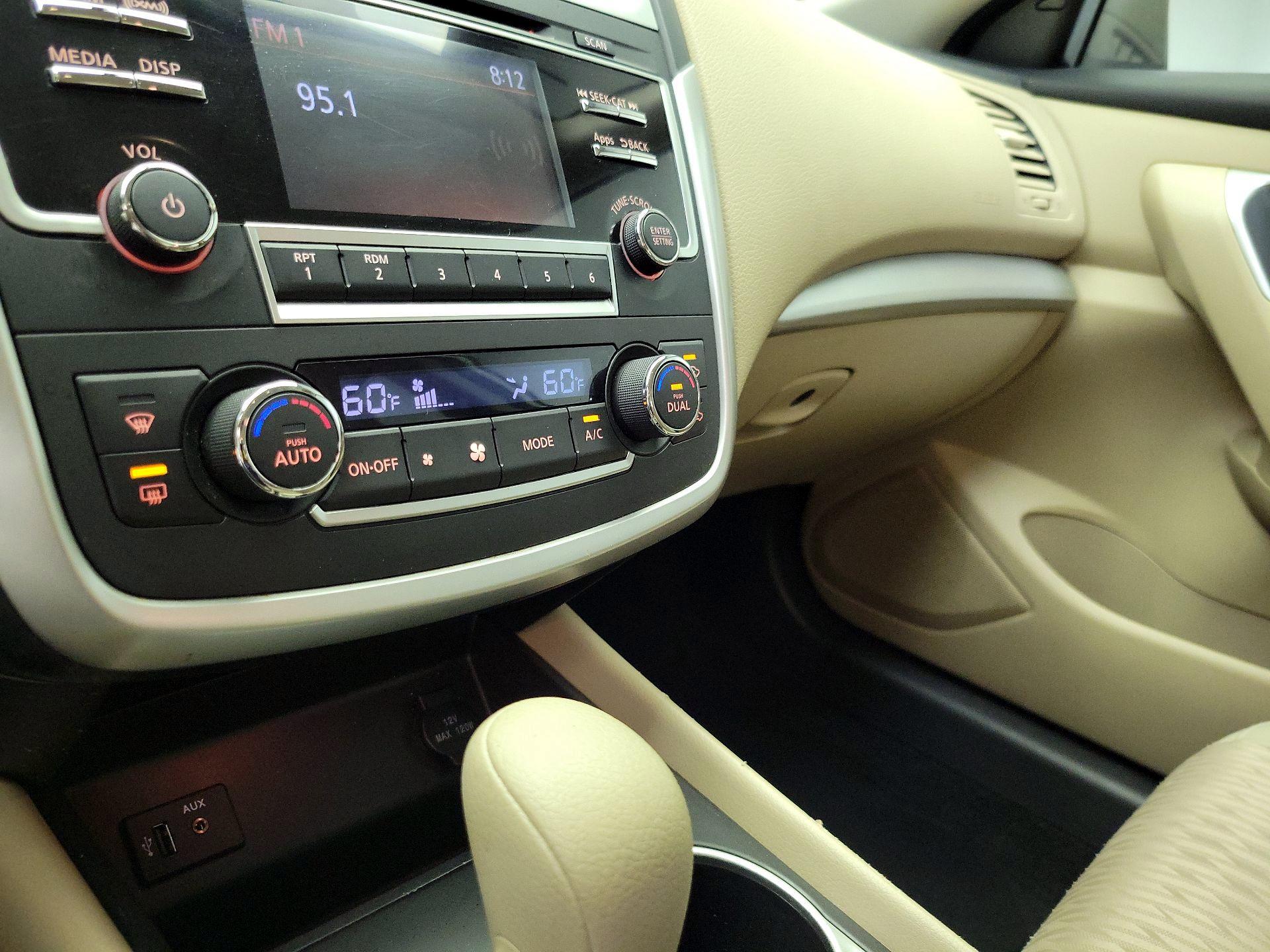 Thumbnail: 2016 Nissan Altima - 16