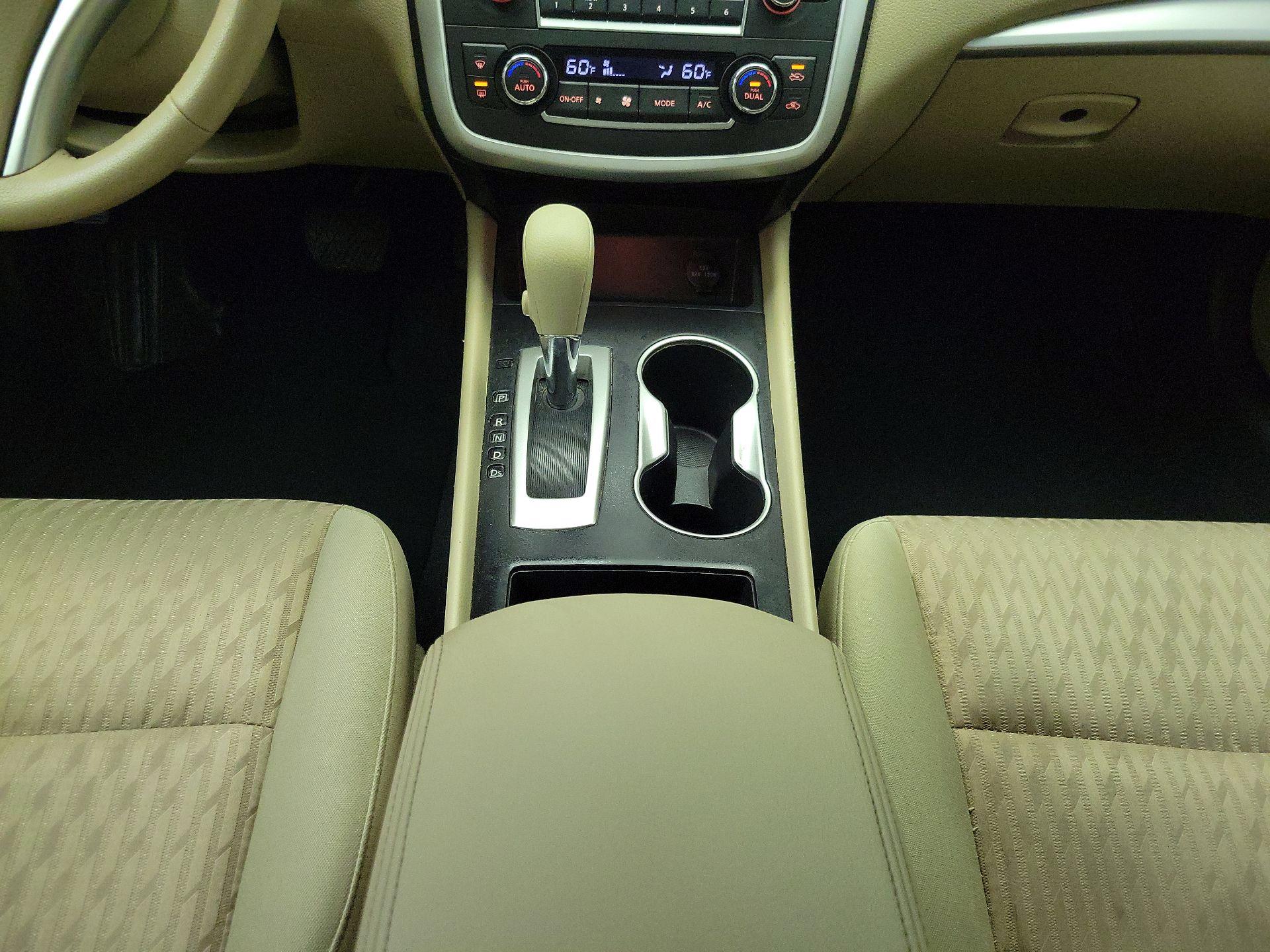 Thumbnail: 2016 Nissan Altima - 17