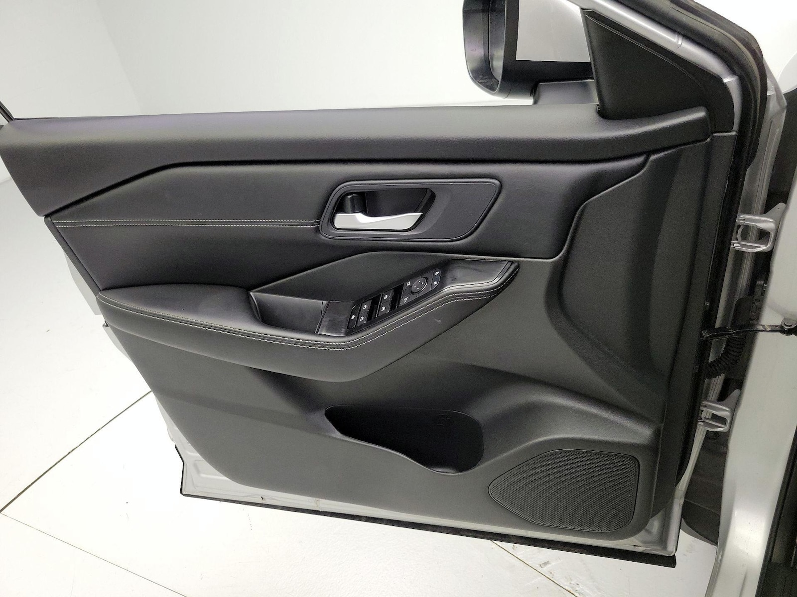 2025 Nissan Rogue SV - Photo 13