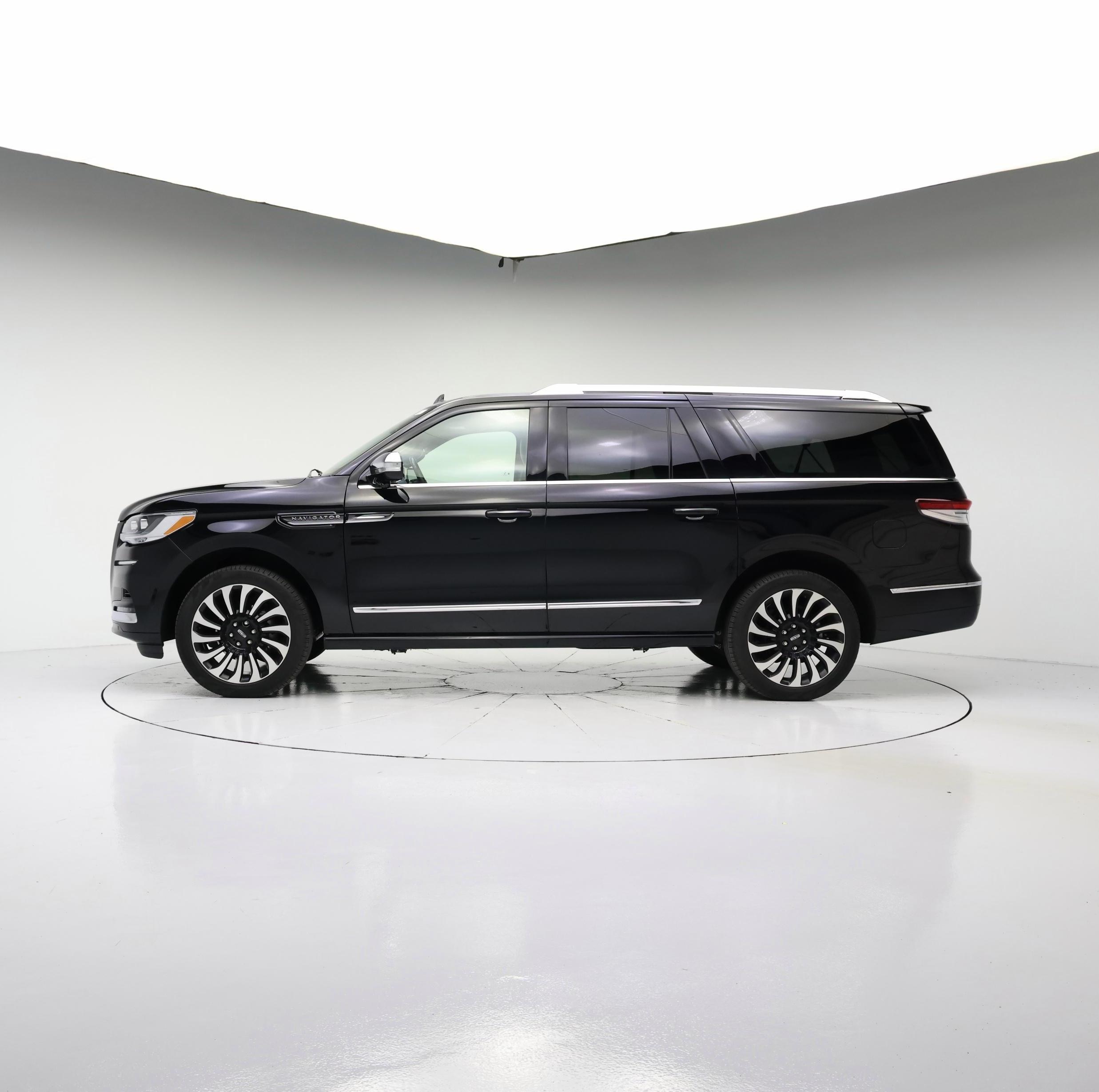 Thumbnail: 2023 Lincoln Navigator L - 3