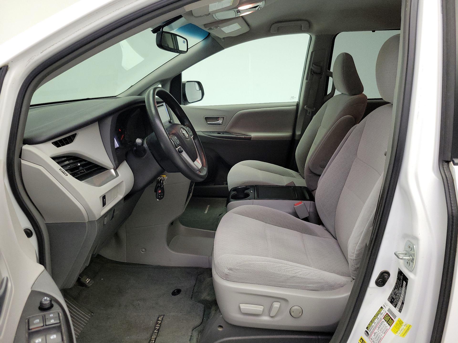 Thumbnail: 2015 Toyota Sienna - 11