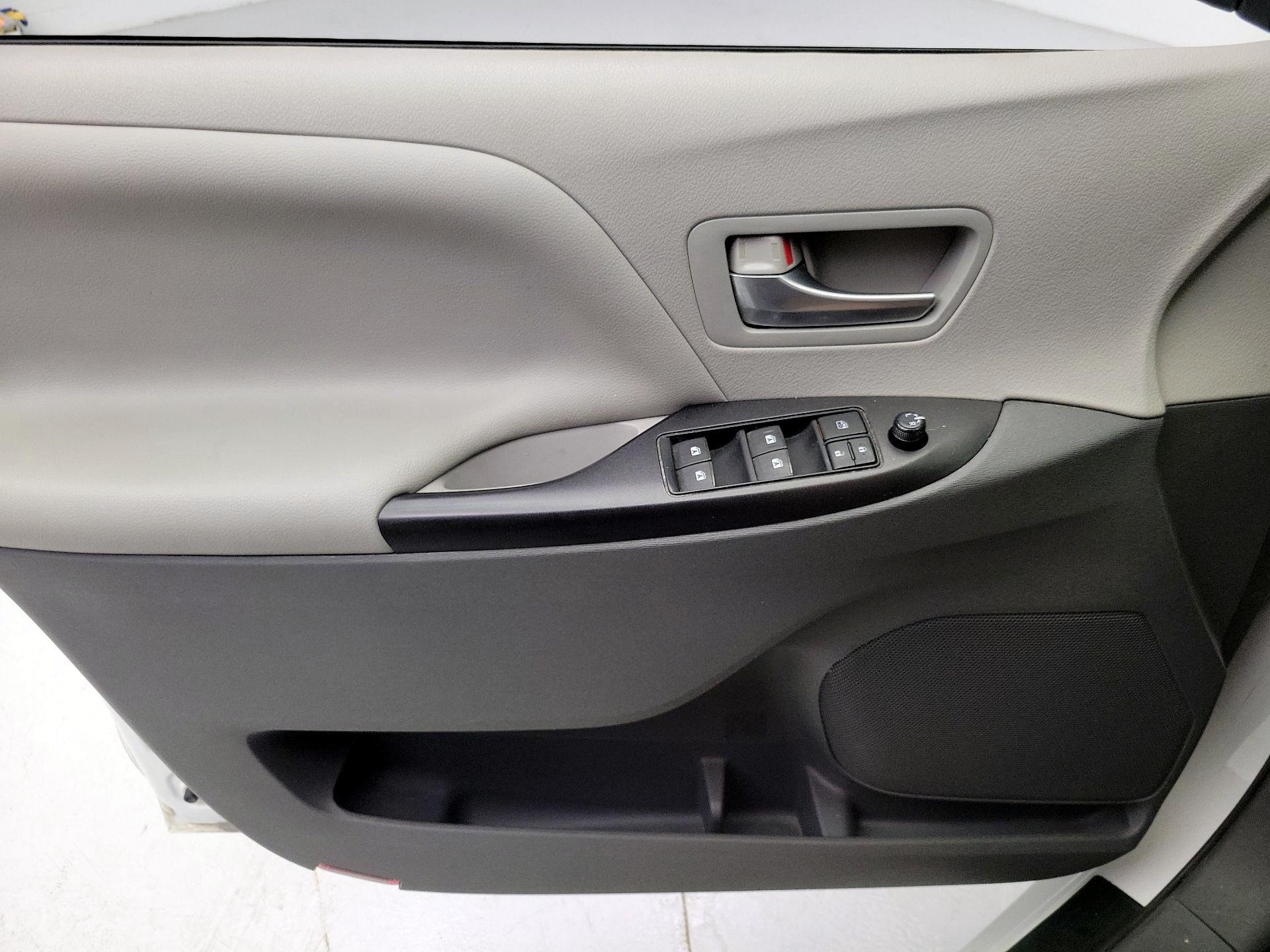 Thumbnail: 2015 Toyota Sienna - 12