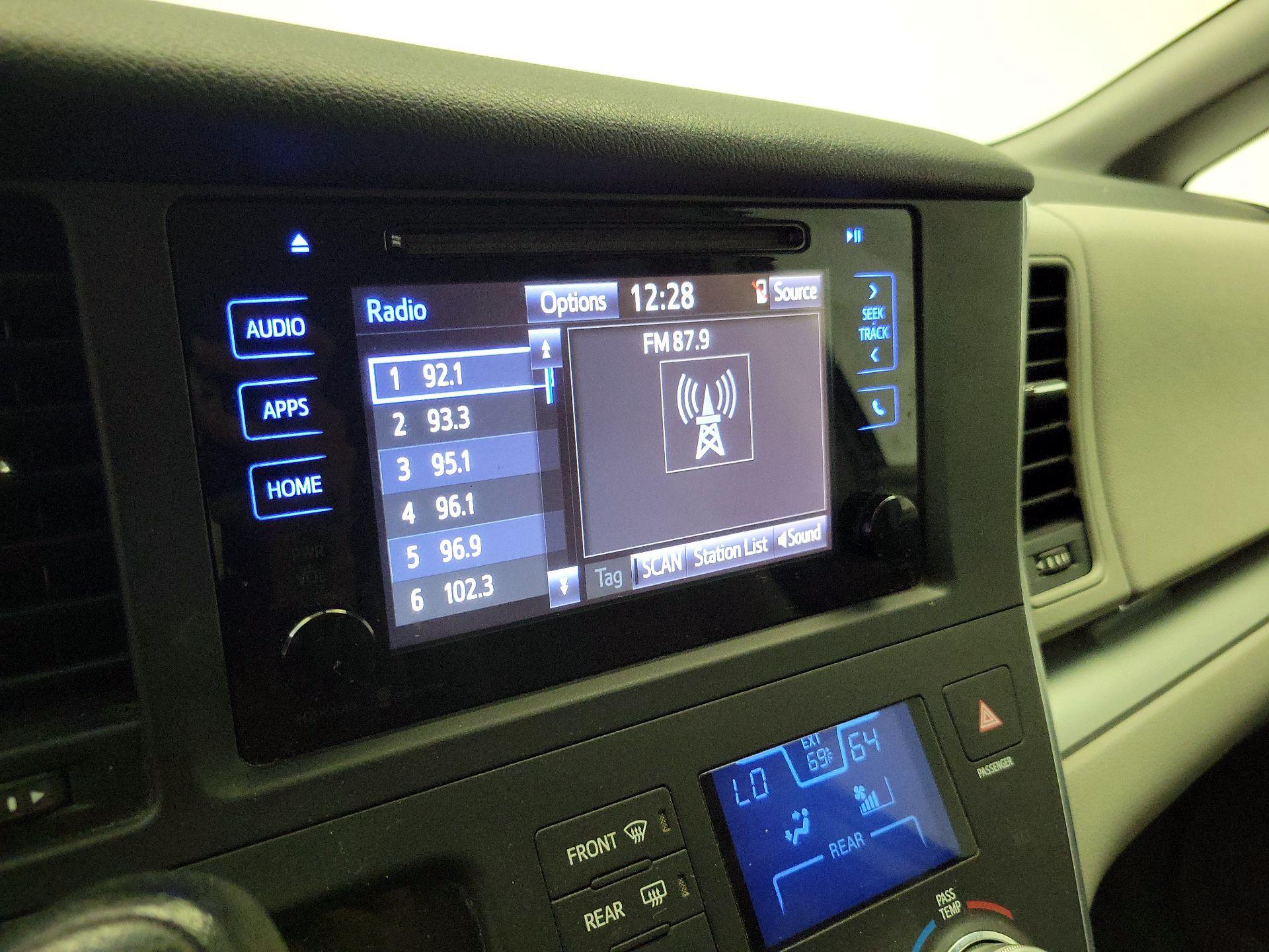 Thumbnail: 2015 Toyota Sienna - 14