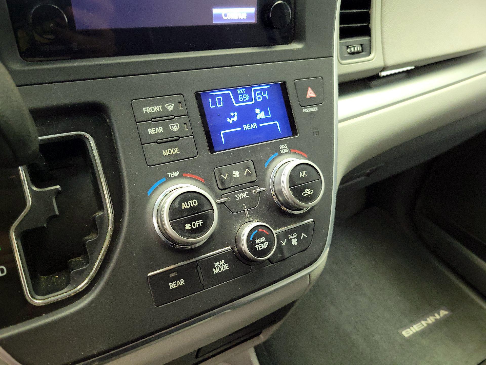 Thumbnail: 2015 Toyota Sienna - 15