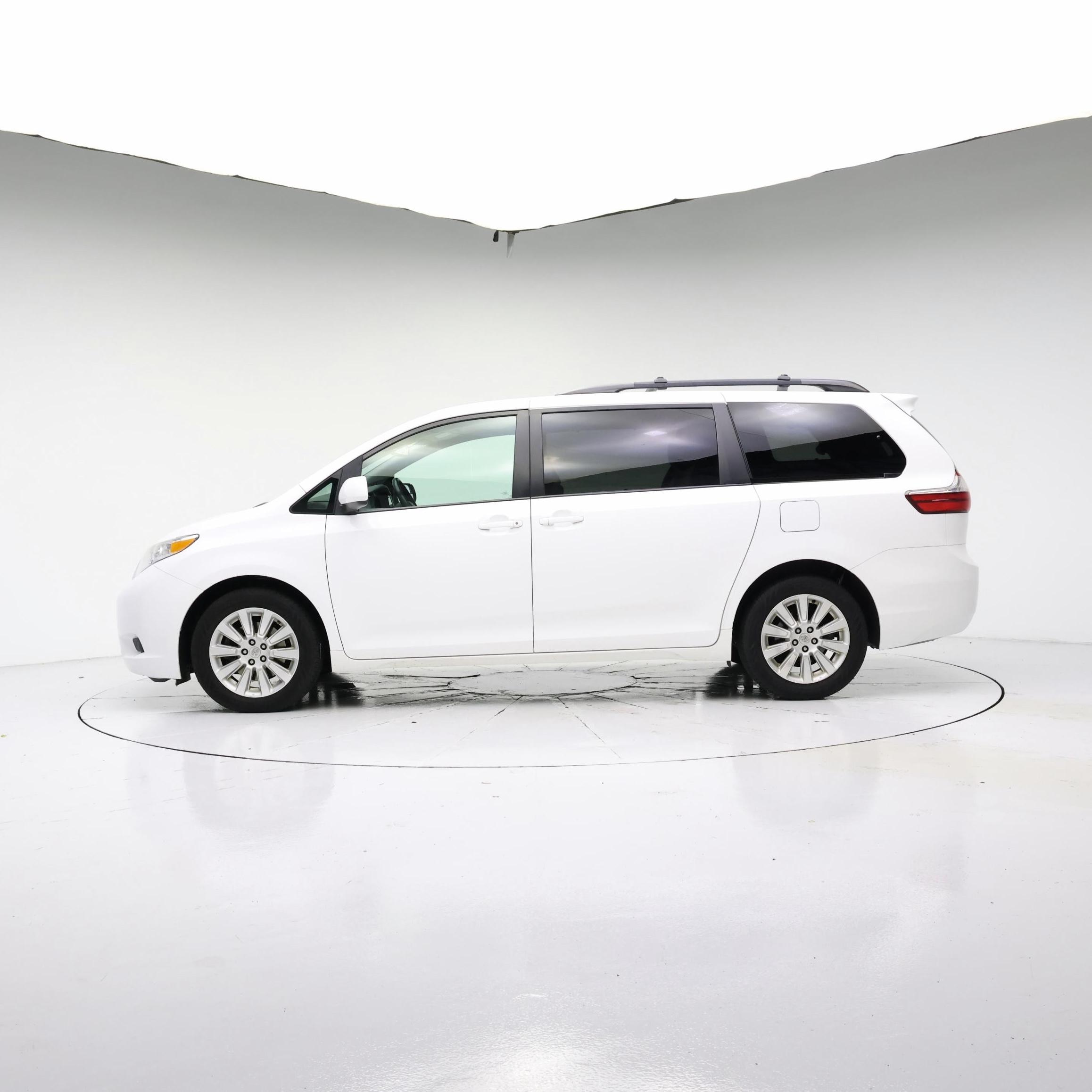 Thumbnail: 2015 Toyota Sienna - 3
