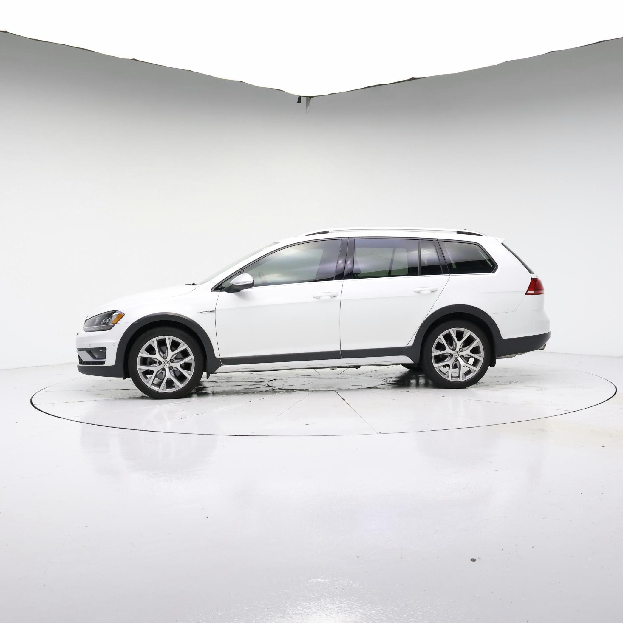 Thumbnail: 2017 Volkswagen Golf - 3