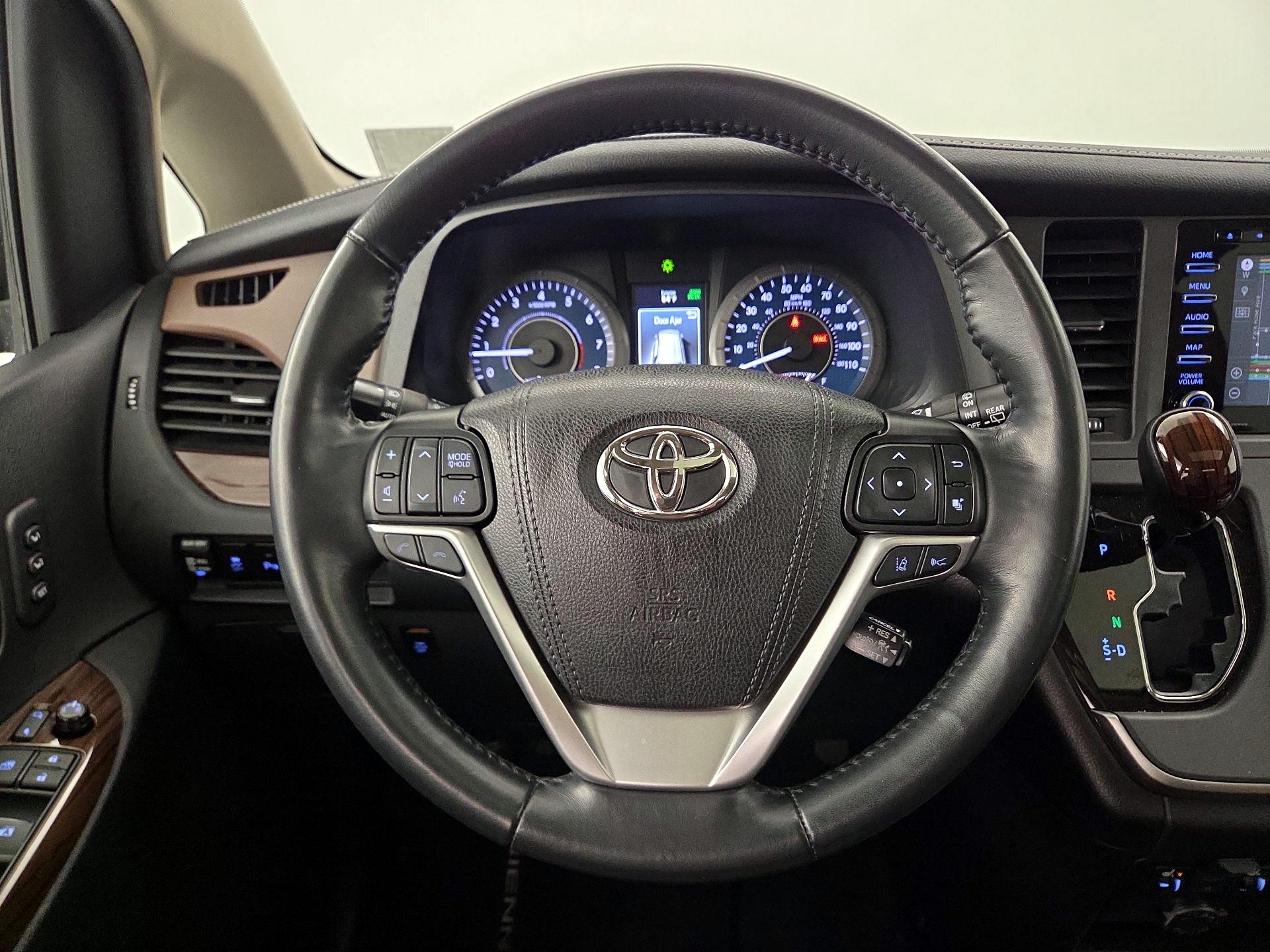 Thumbnail: 2020 Toyota Sienna - 10