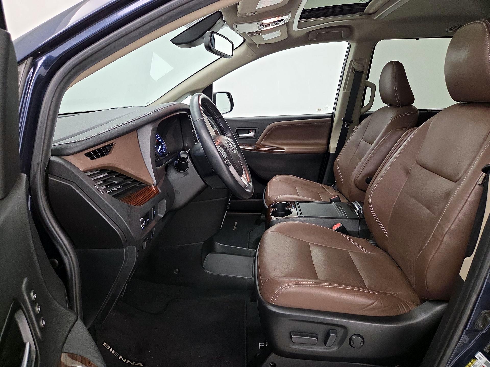 Thumbnail: 2020 Toyota Sienna - 11