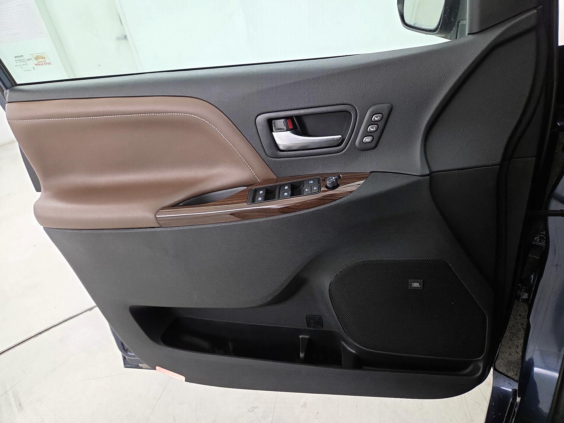 Thumbnail: 2020 Toyota Sienna - 12