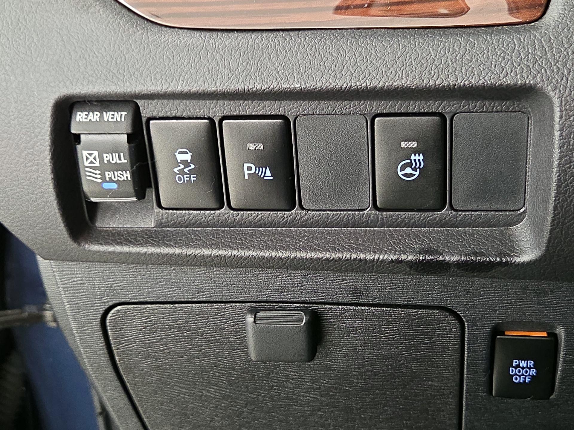 Thumbnail: 2020 Toyota Sienna - 13