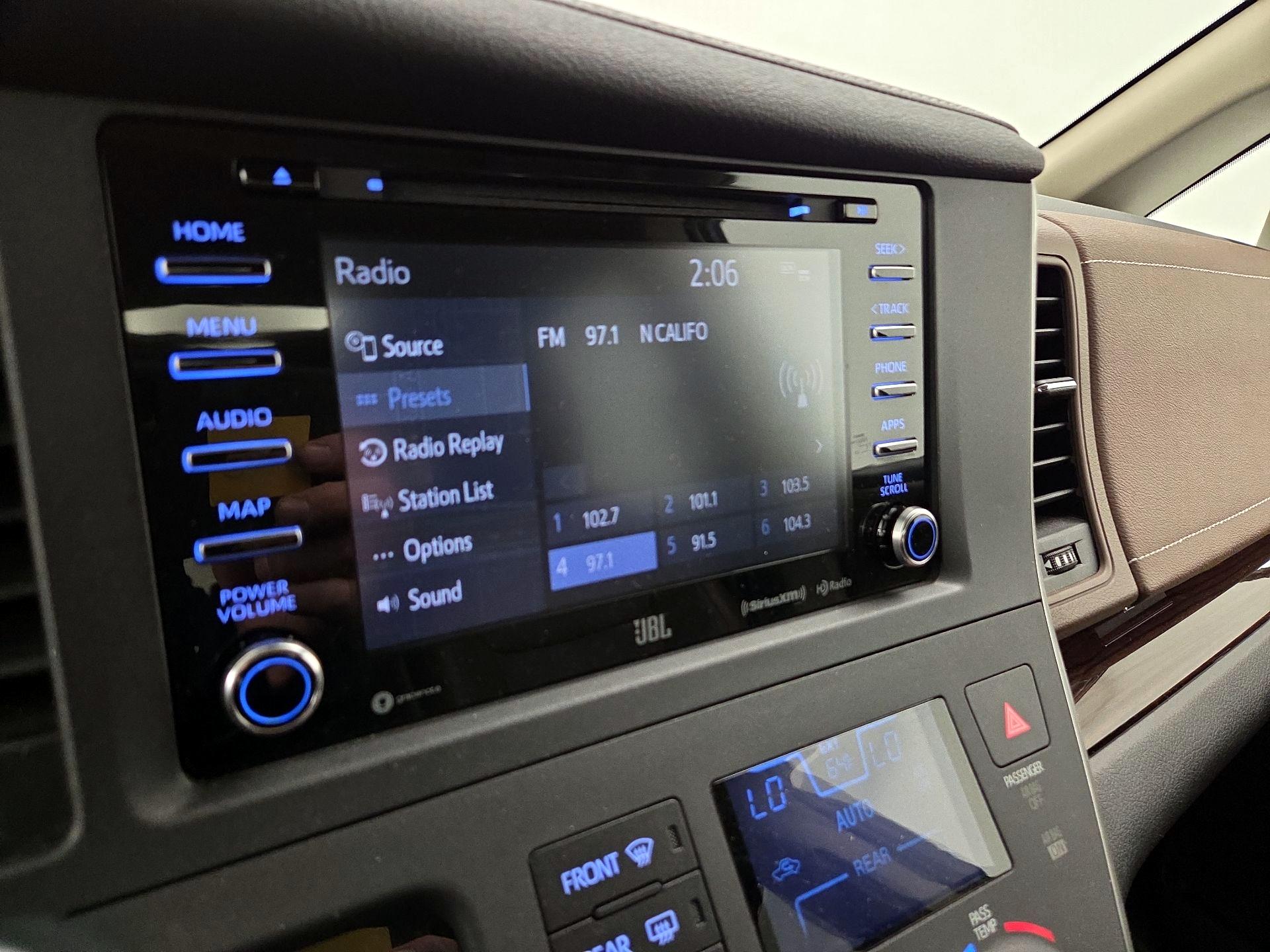 Thumbnail: 2020 Toyota Sienna - 16