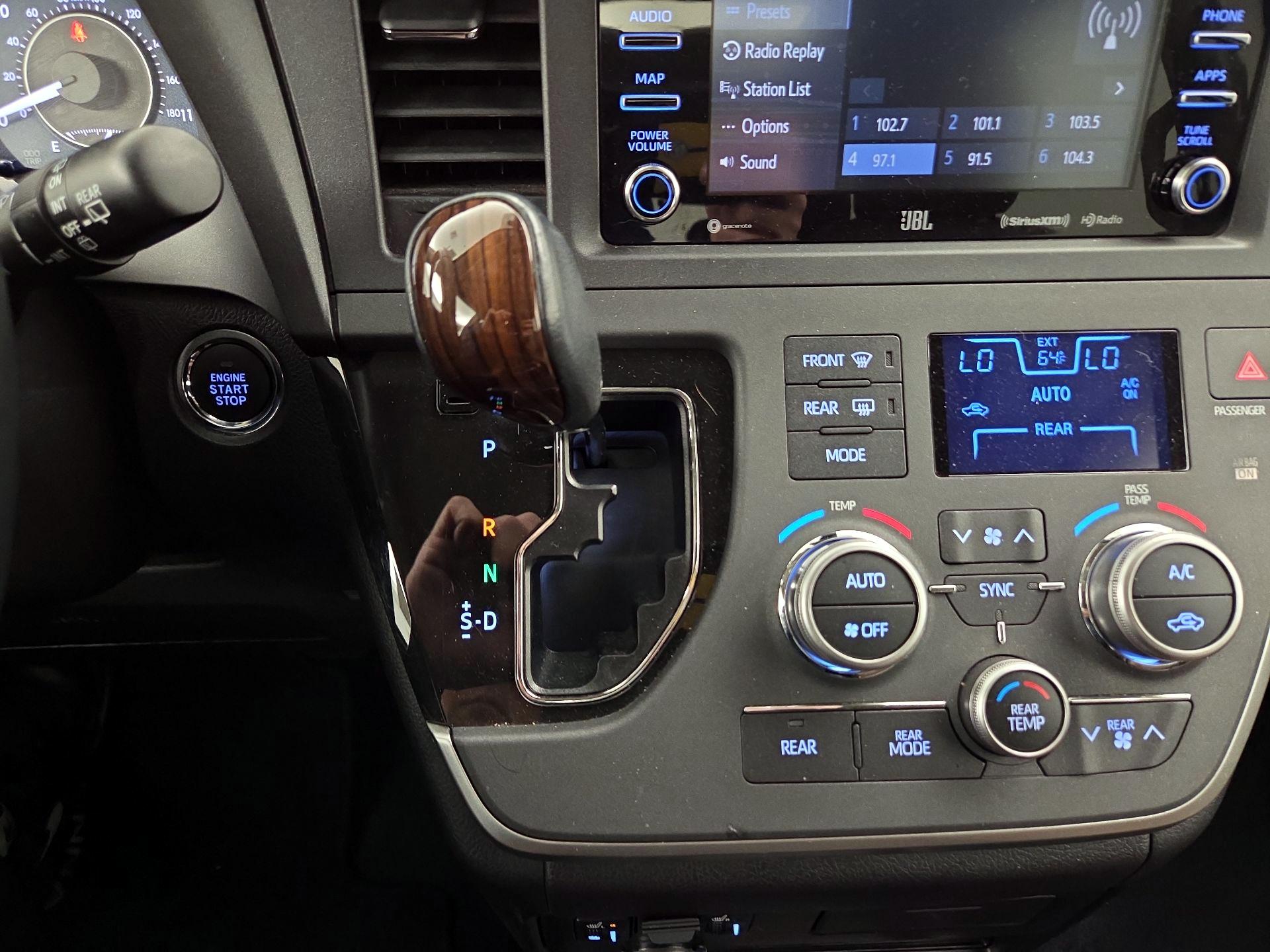 Thumbnail: 2020 Toyota Sienna - 18