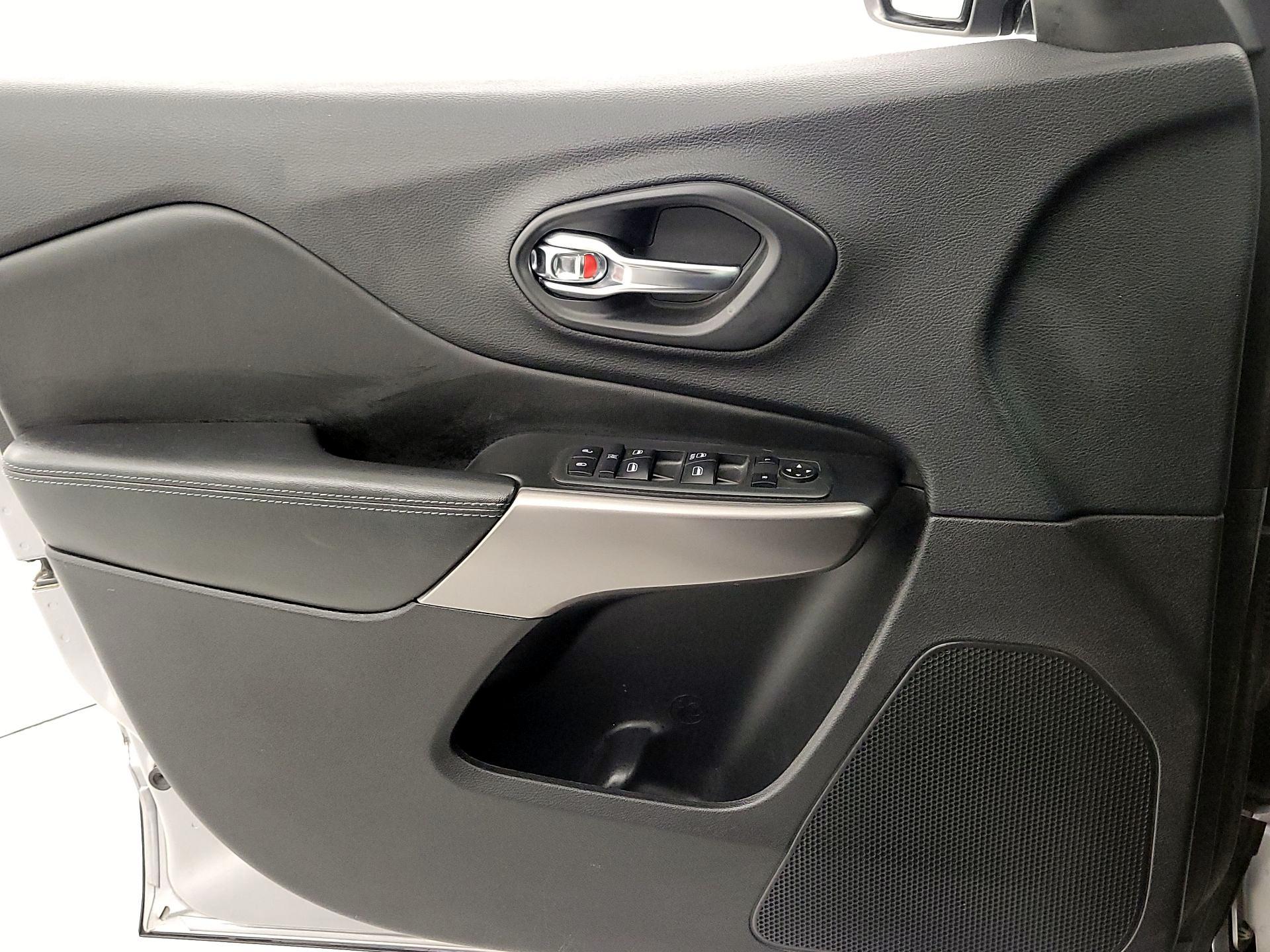 Thumbnail: 2020 Jeep Cherokee - 12