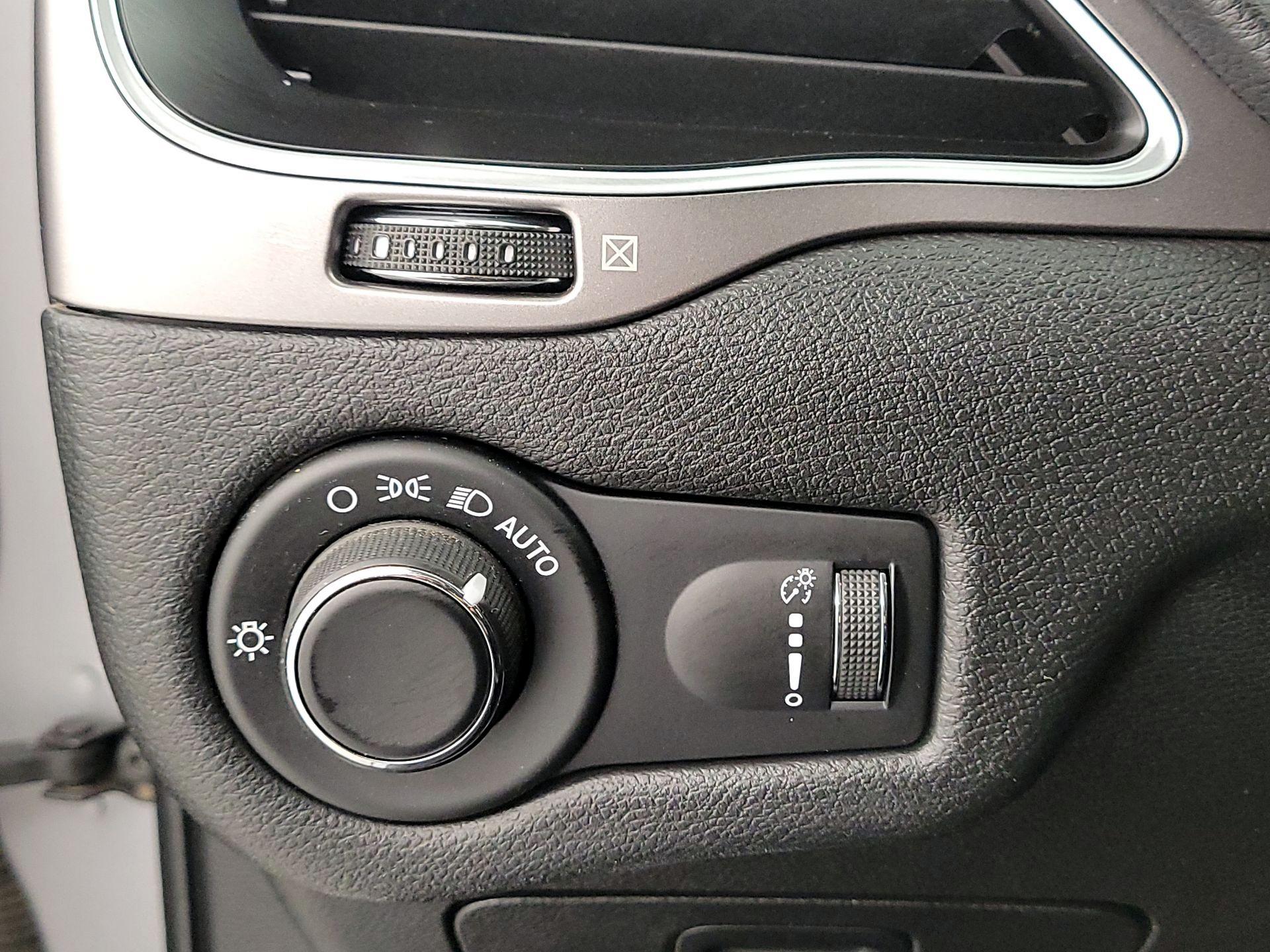 Thumbnail: 2020 Jeep Cherokee - 13