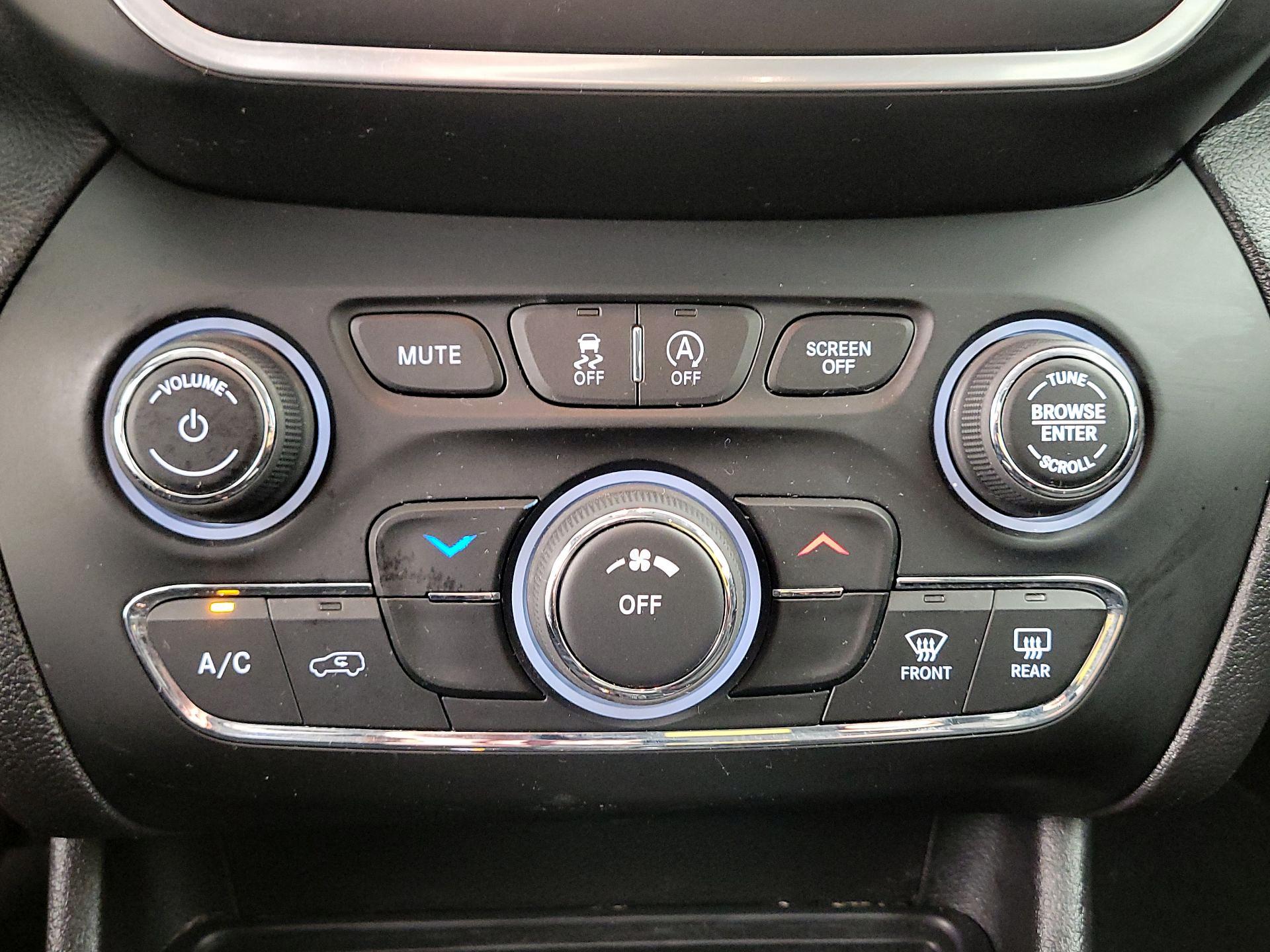 Thumbnail: 2020 Jeep Cherokee - 16