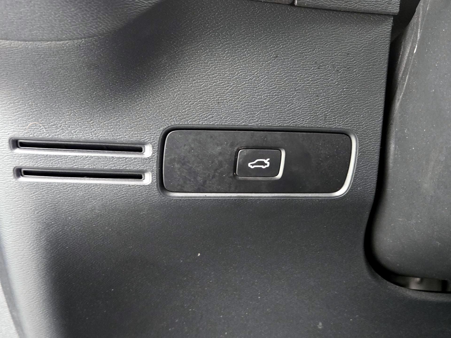 Thumbnail: 2024 Volvo XC40 - 13