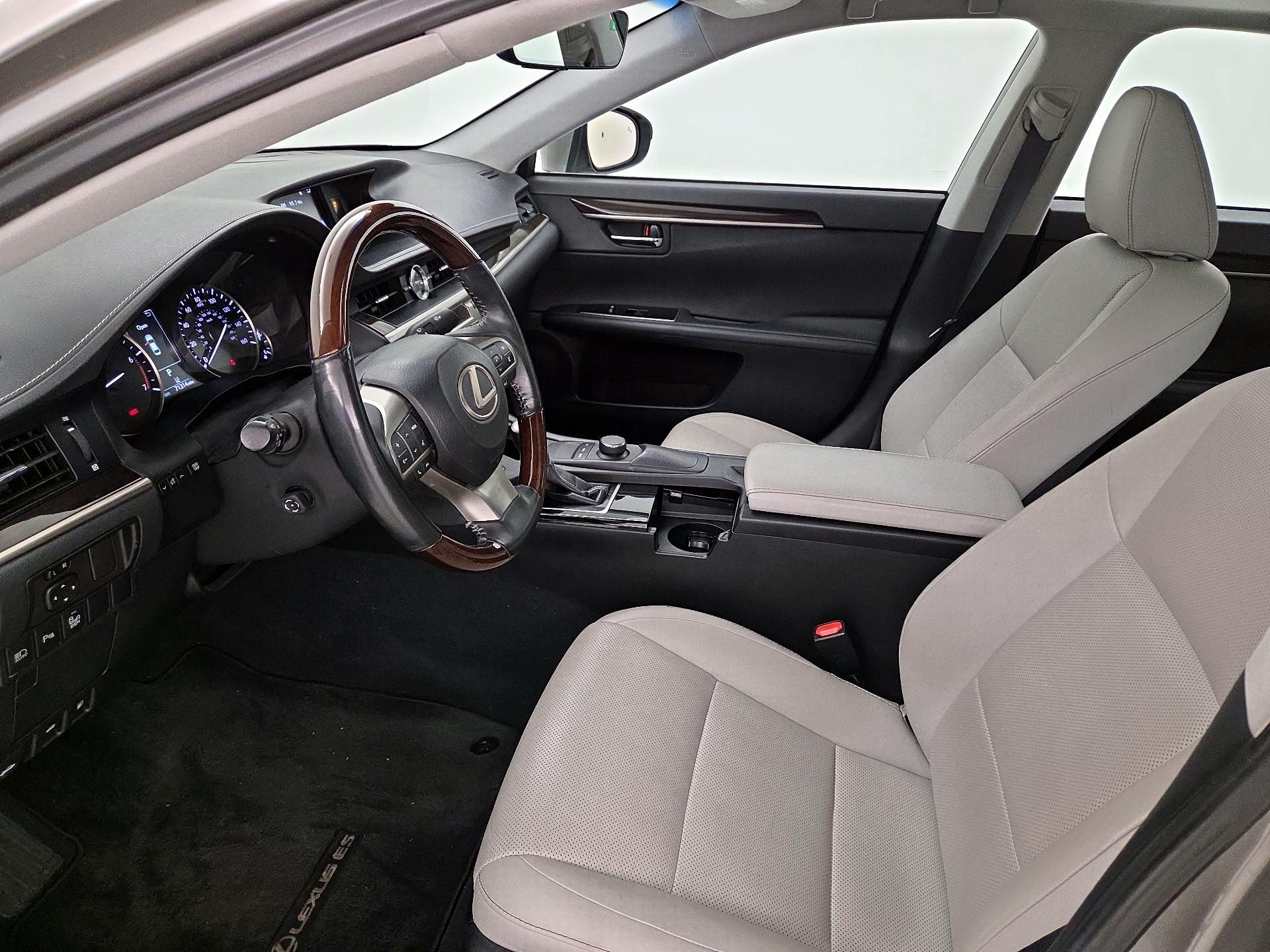 Thumbnail: 2017 Lexus ES - 11