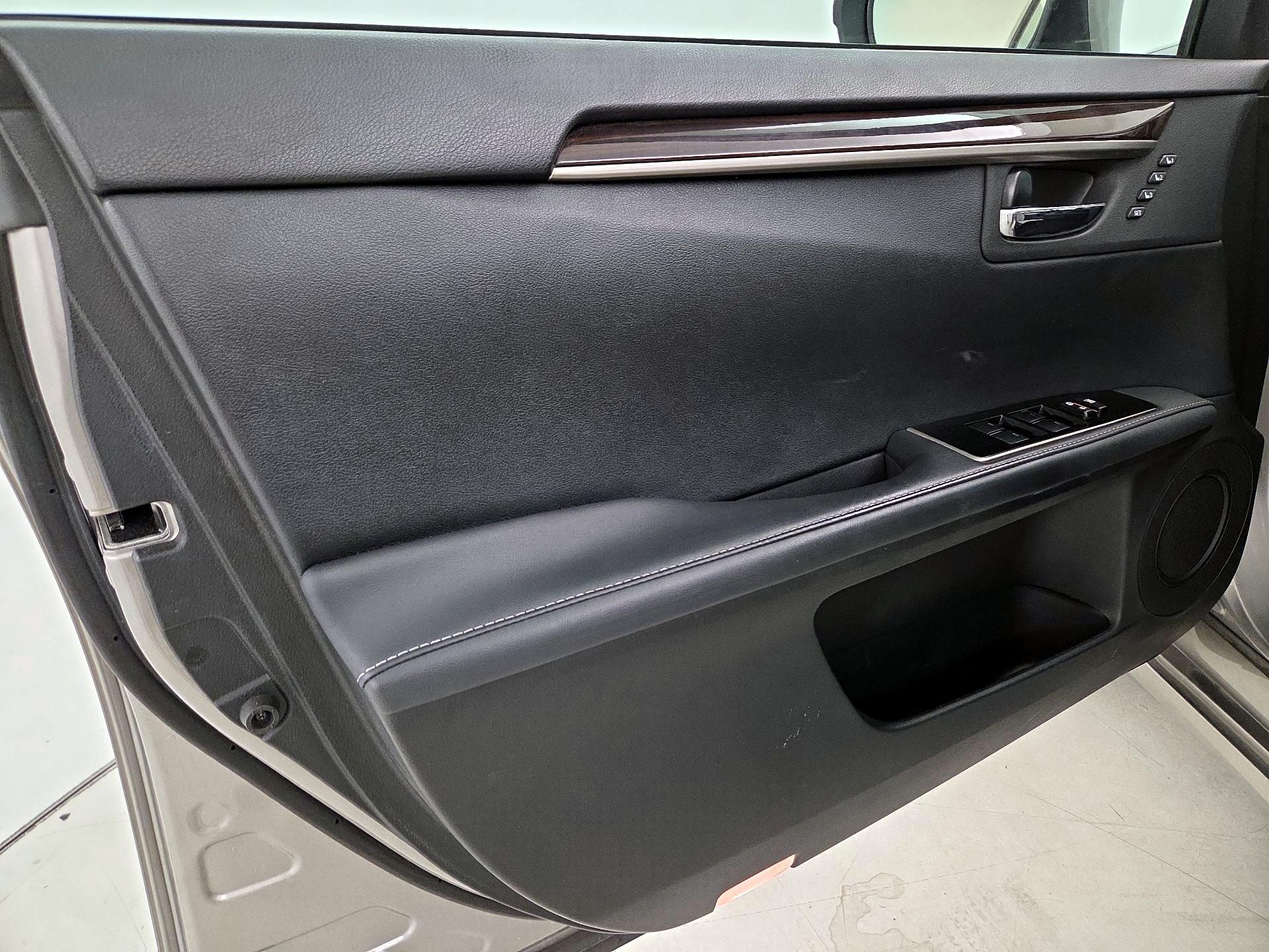 Thumbnail: 2017 Lexus ES - 12