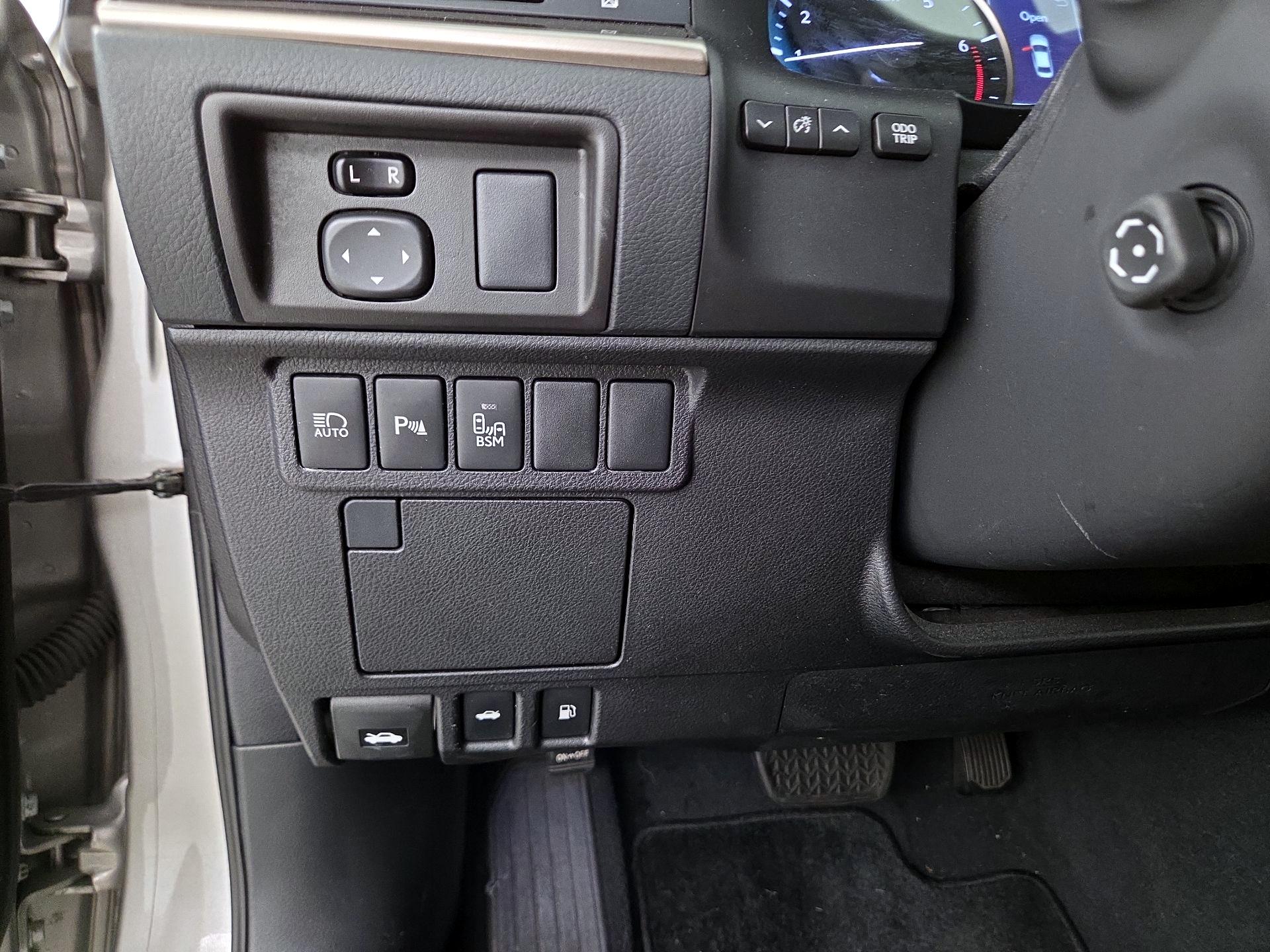 Thumbnail: 2017 Lexus ES - 13