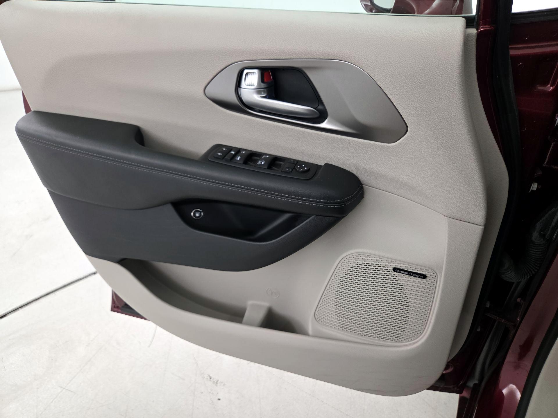 Thumbnail: 2018 Chrysler Pacifica - 12