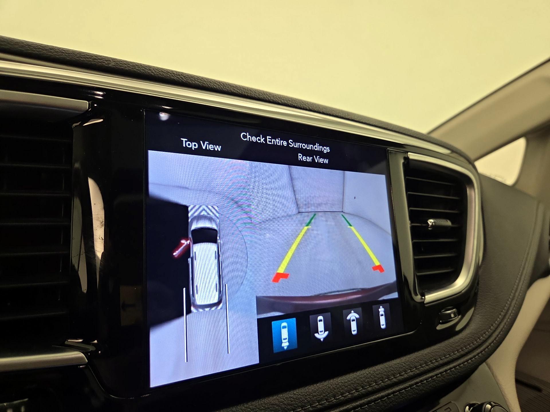 Thumbnail: 2018 Chrysler Pacifica - 15